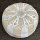 Pouf marocain rond en cuir bicolore beige blanc