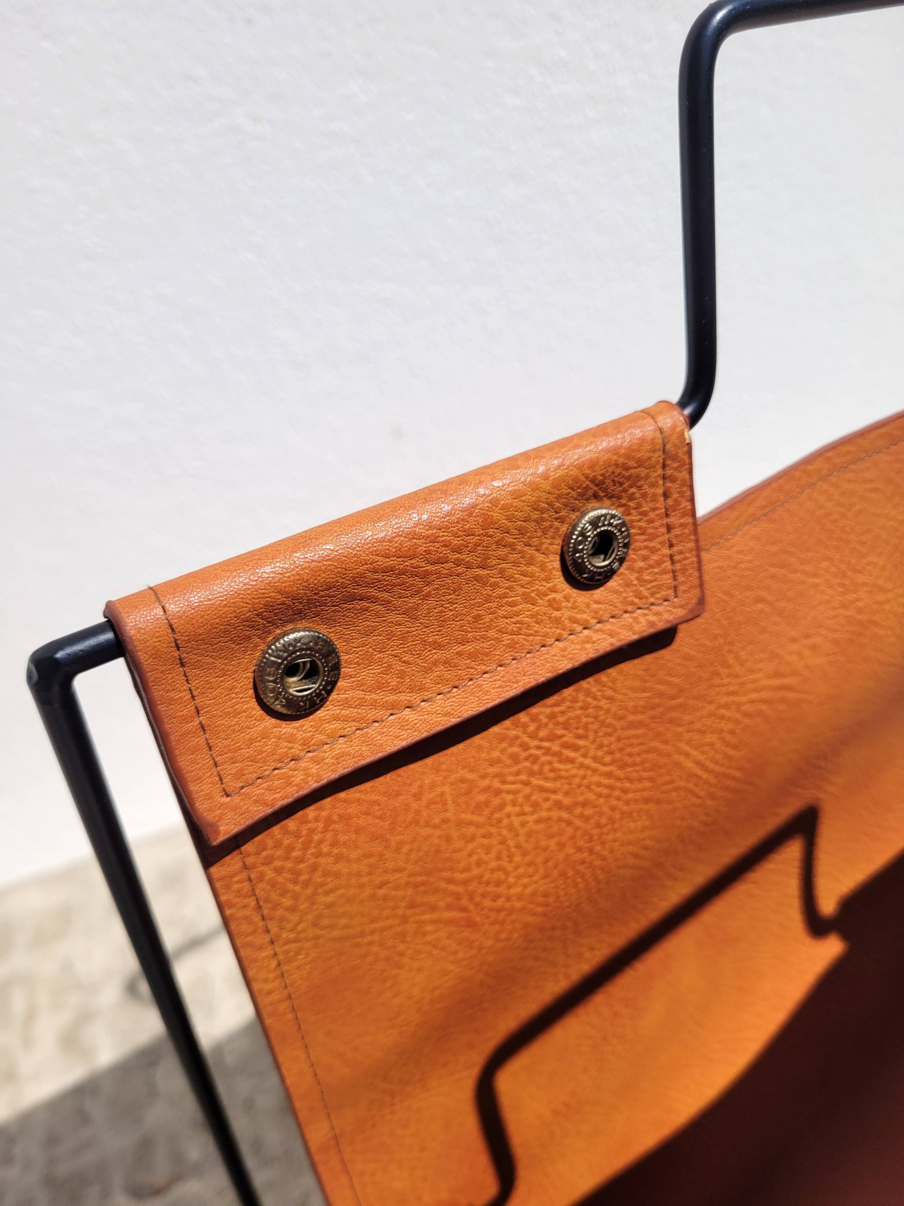 Magazine rack in tan leather and black metal
