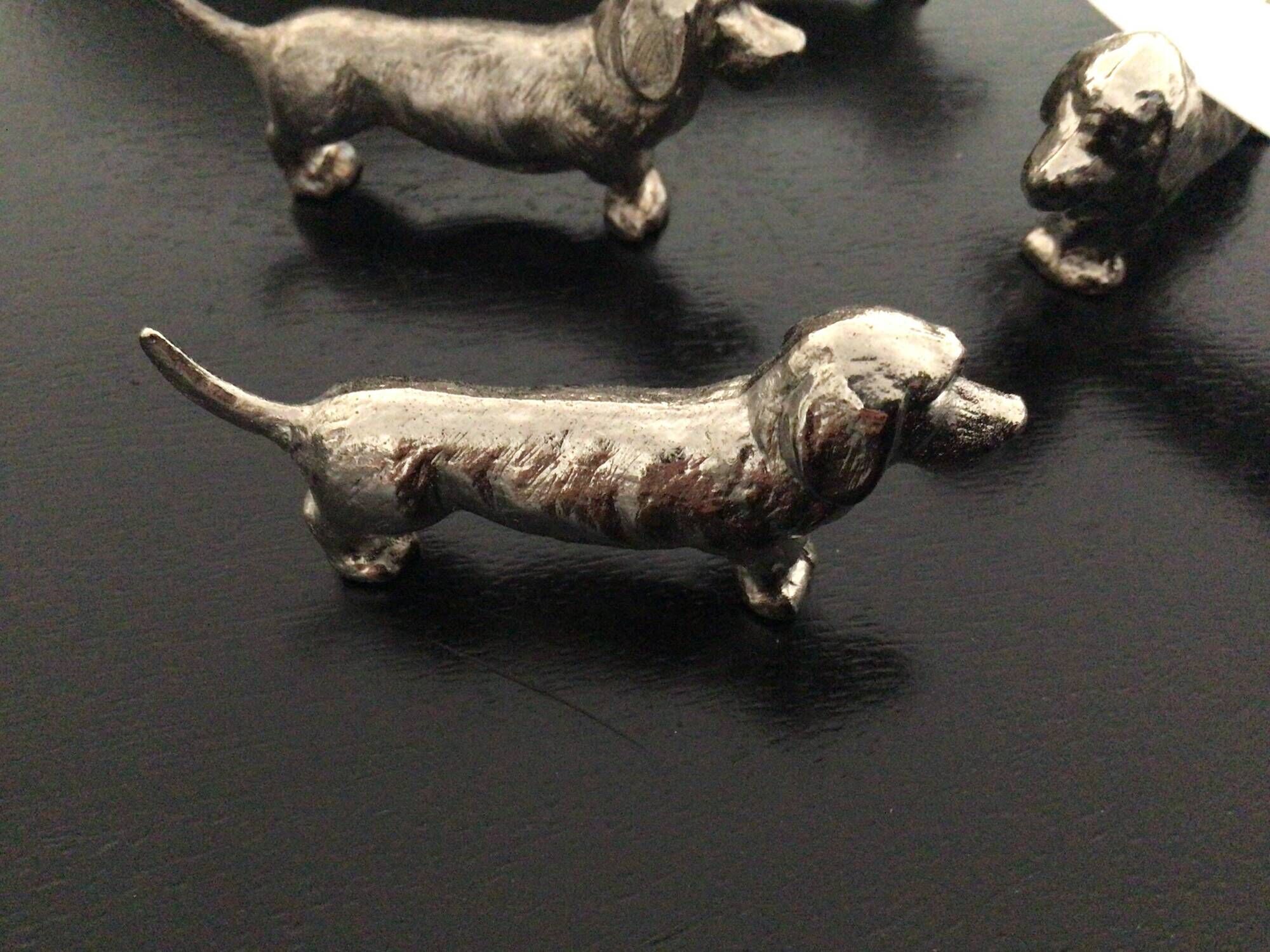 Basset hound knife rest