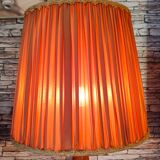 Grande lampe en bois florale sculpté 1960