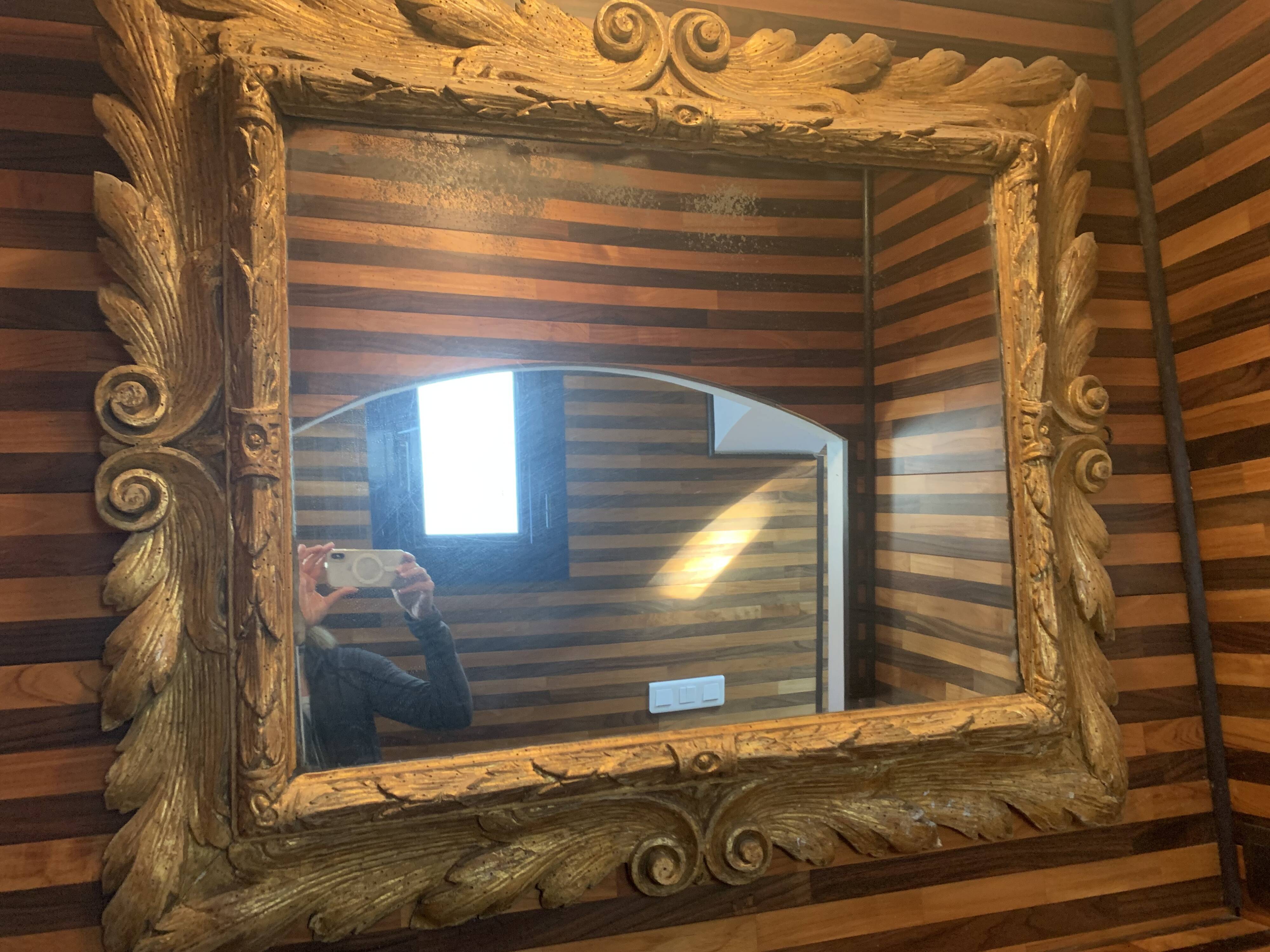 Exceptional antique mirror in carved and gilded wood – 18th century work