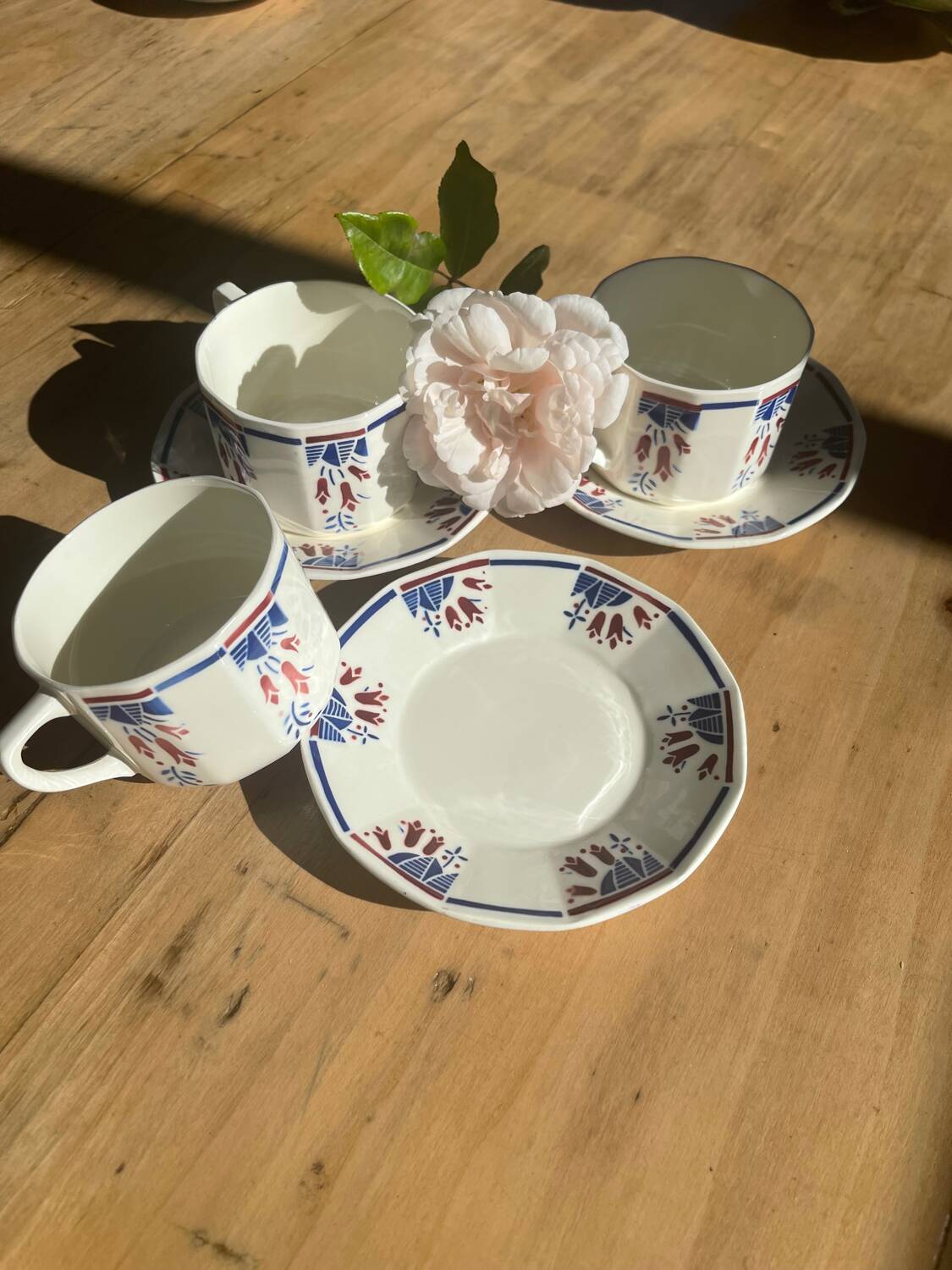 Tasses et soucoupes art déco Badonviller motif « tulipes «