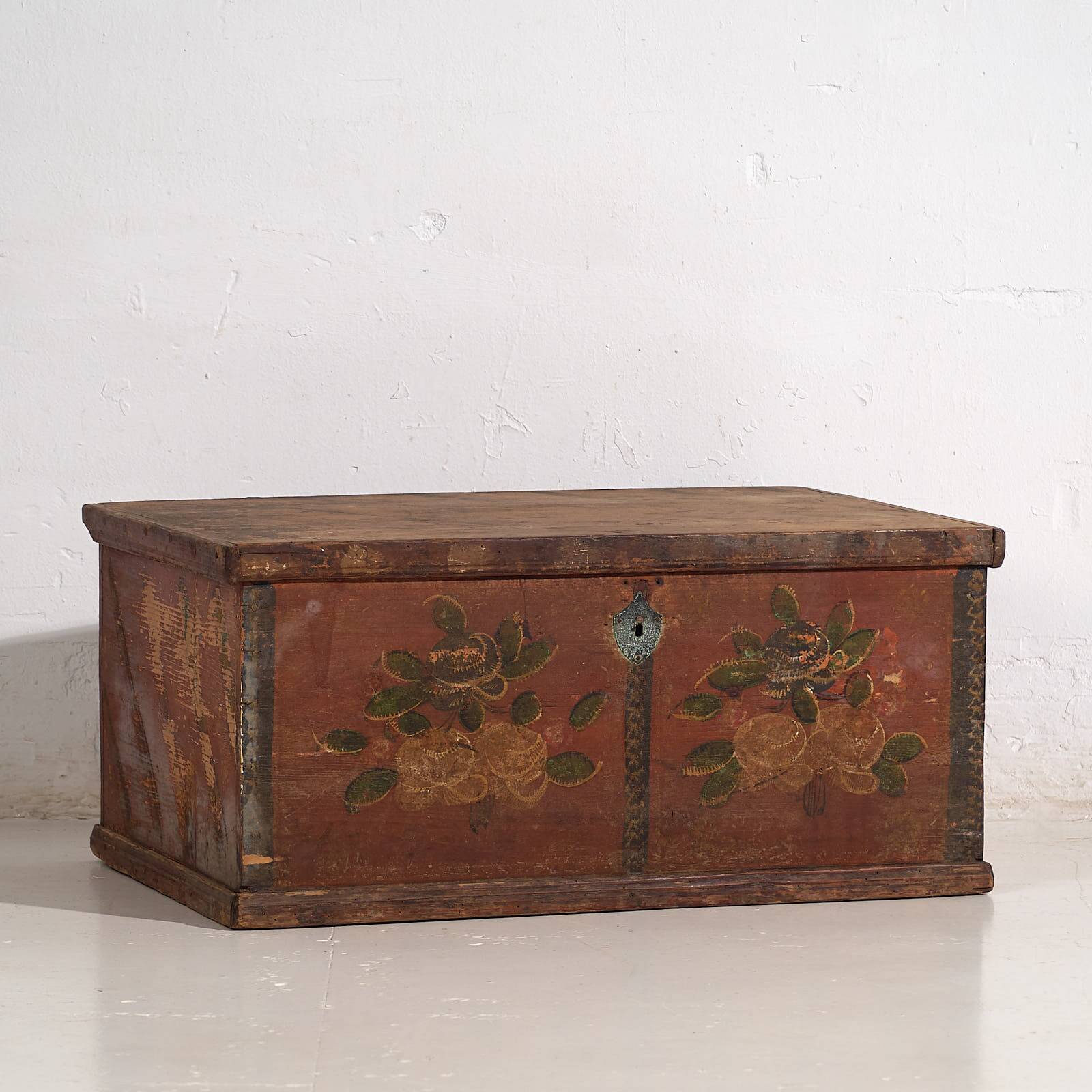 Small antique chest with floral motifs (c.1920)