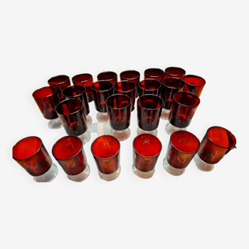 Lot de 38 verres à pied Vintage  grands, moyens, petits et coupes rouges rubis  France impeccable