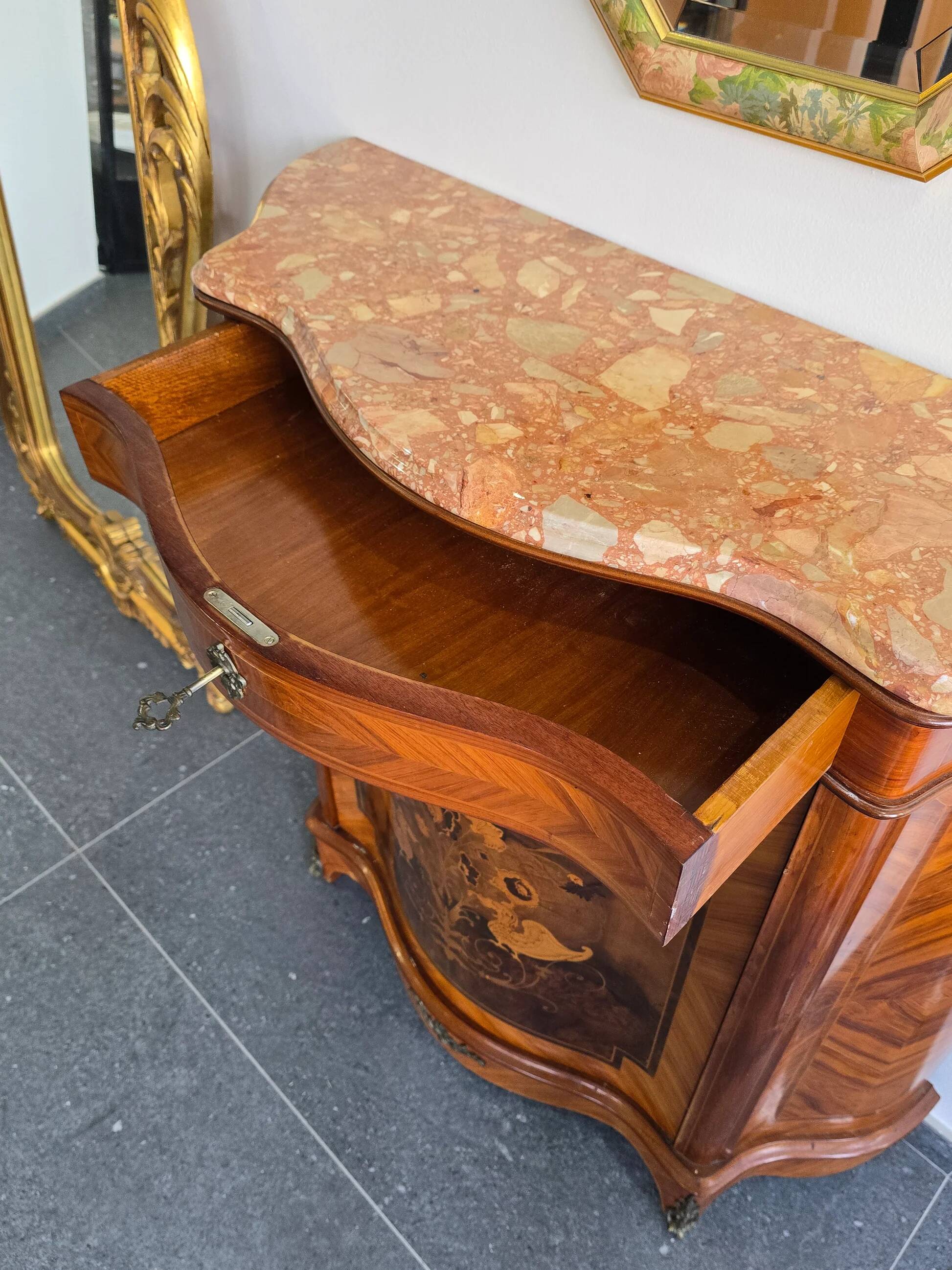 Curved support furniture in floral marquetry – Louis XV style, marble top, late 19th century.