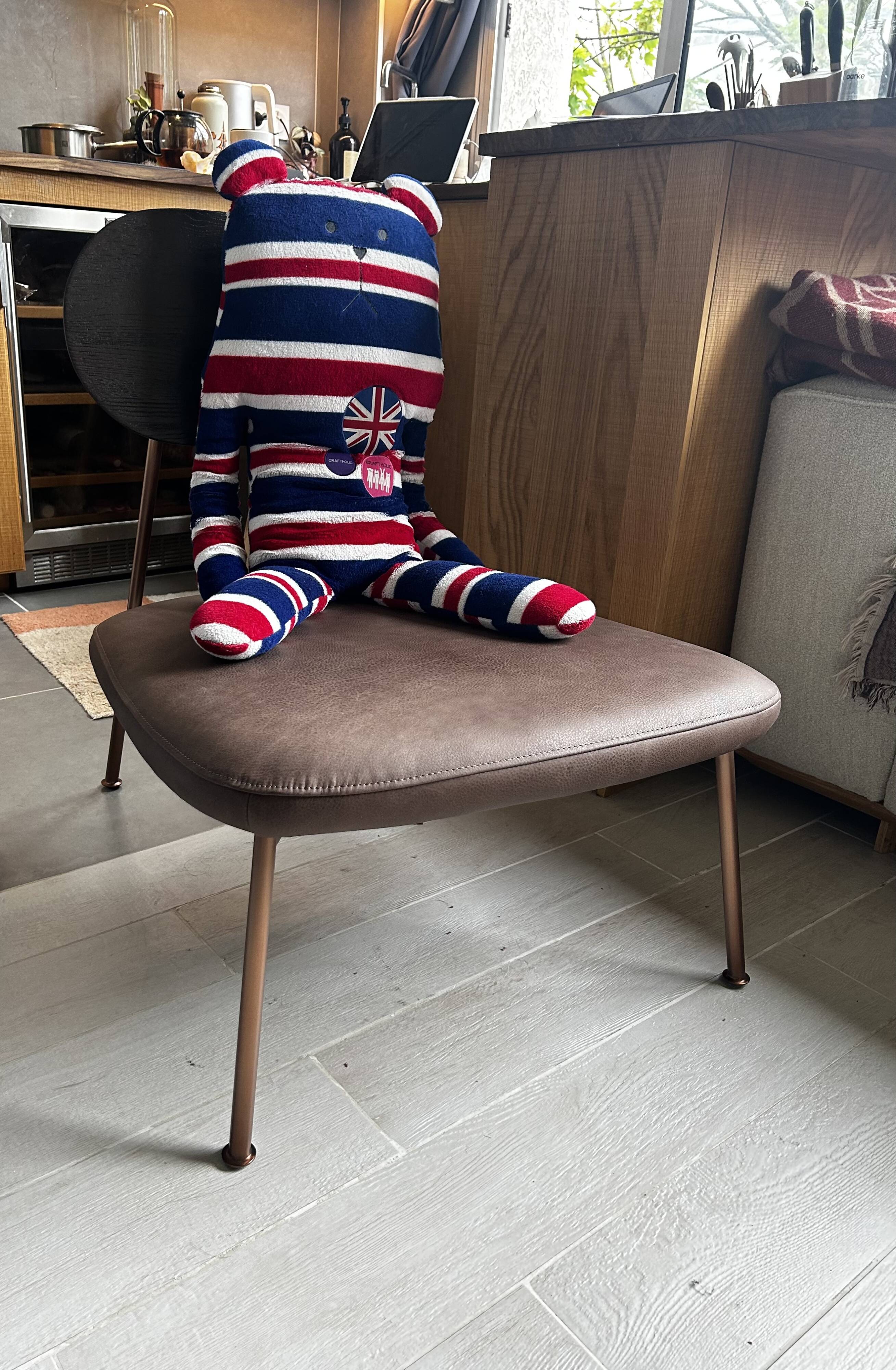 Low armchair Tikammon in solid oak