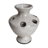 Vase picnic flowers in black sandstone with white enamel