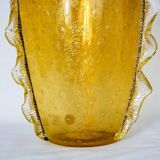 Vase en verre ambre avec des ailes