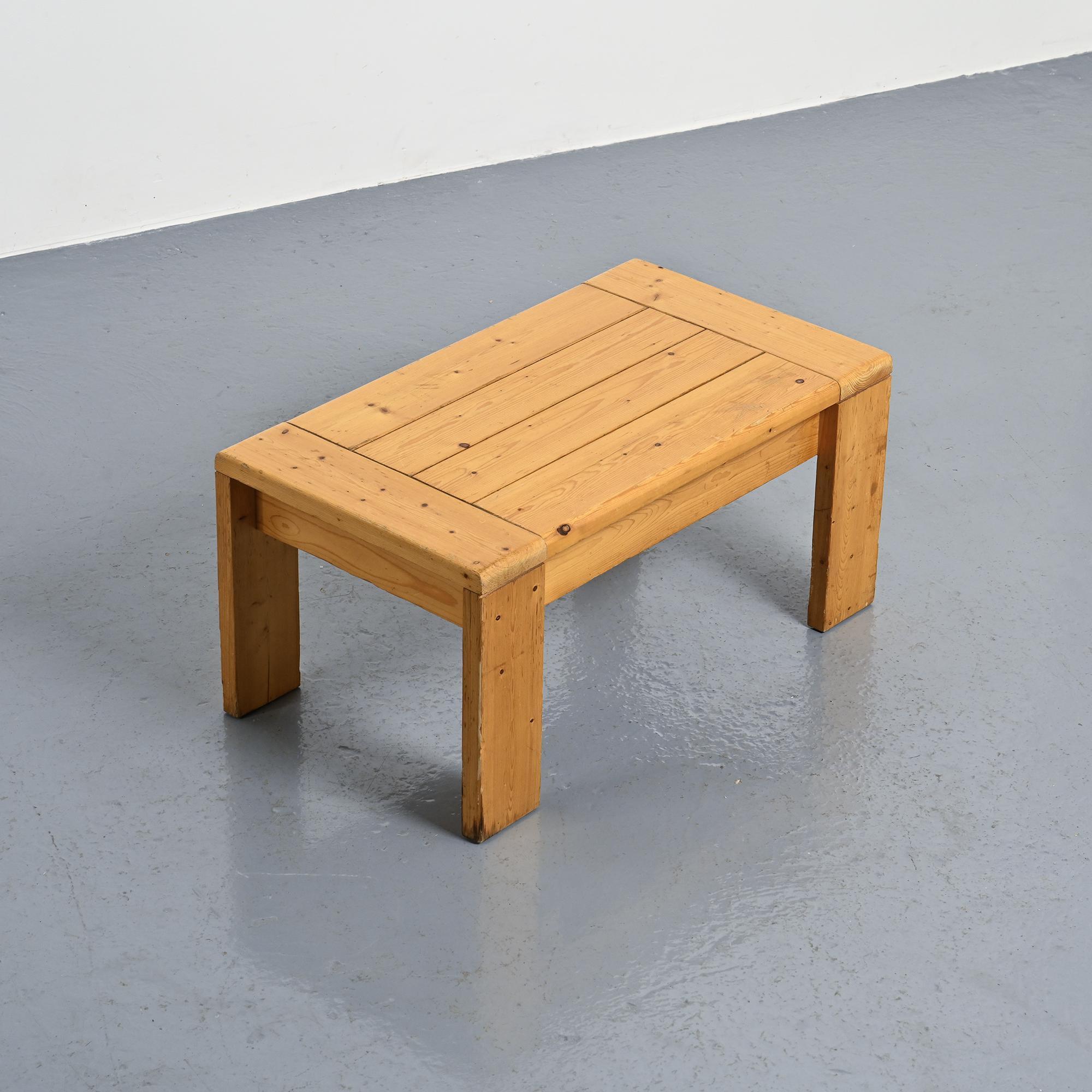 Pine coffee table Les Arcs, circa 1970