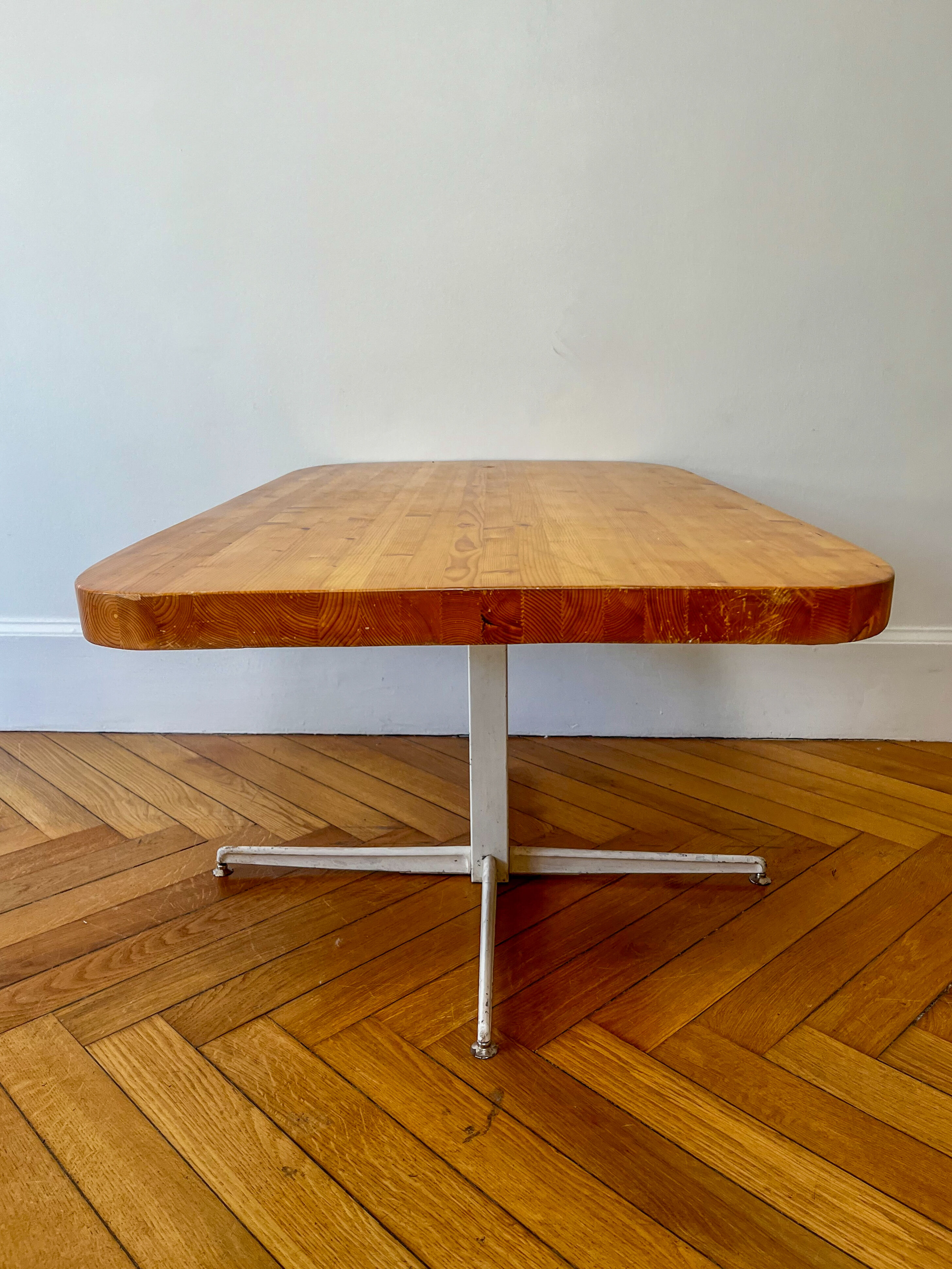 Table et 4 tabourets de Charlotte Perriand, les Arcs, 1960s