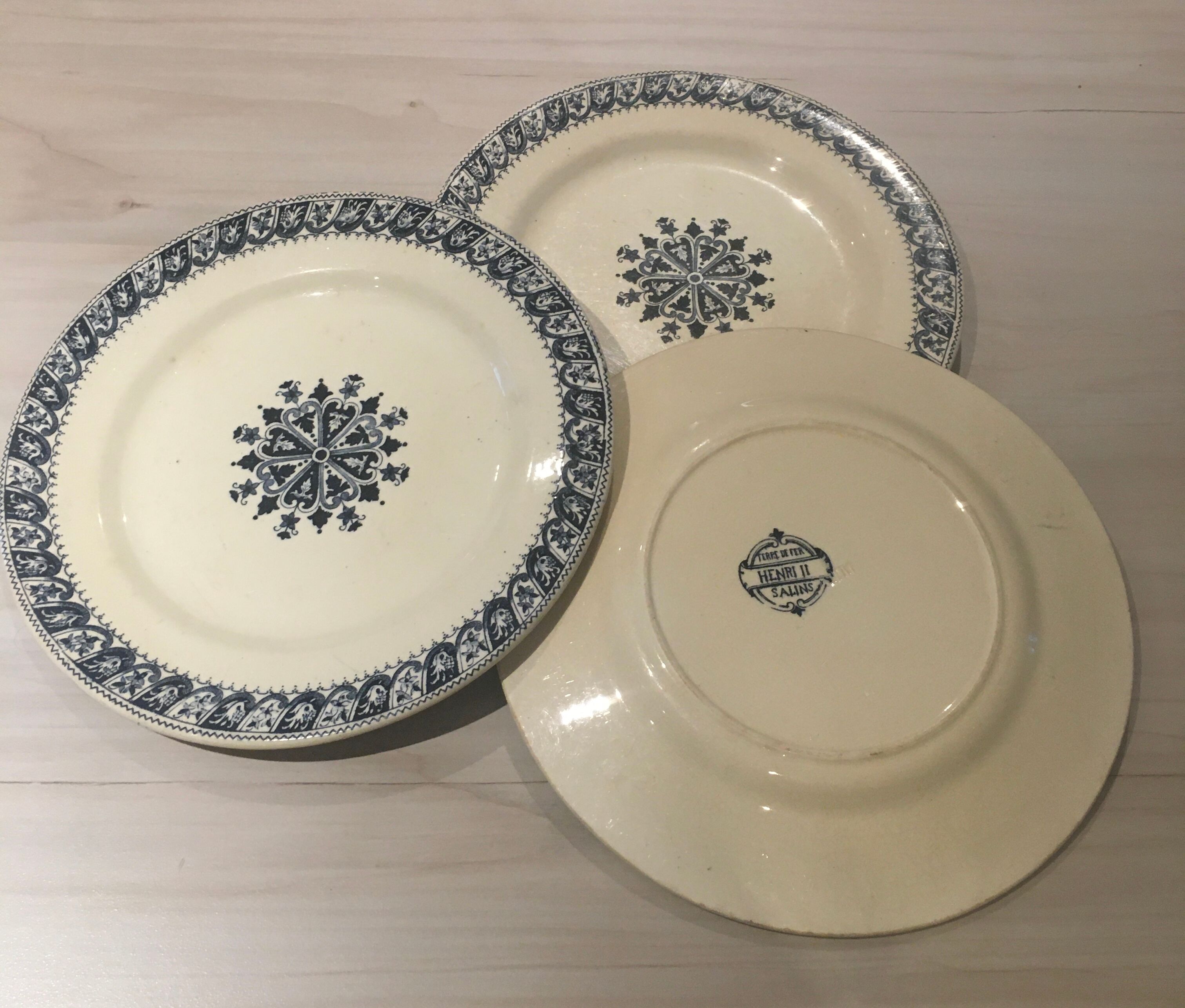 Set of 3 flat plates terre de fer salins