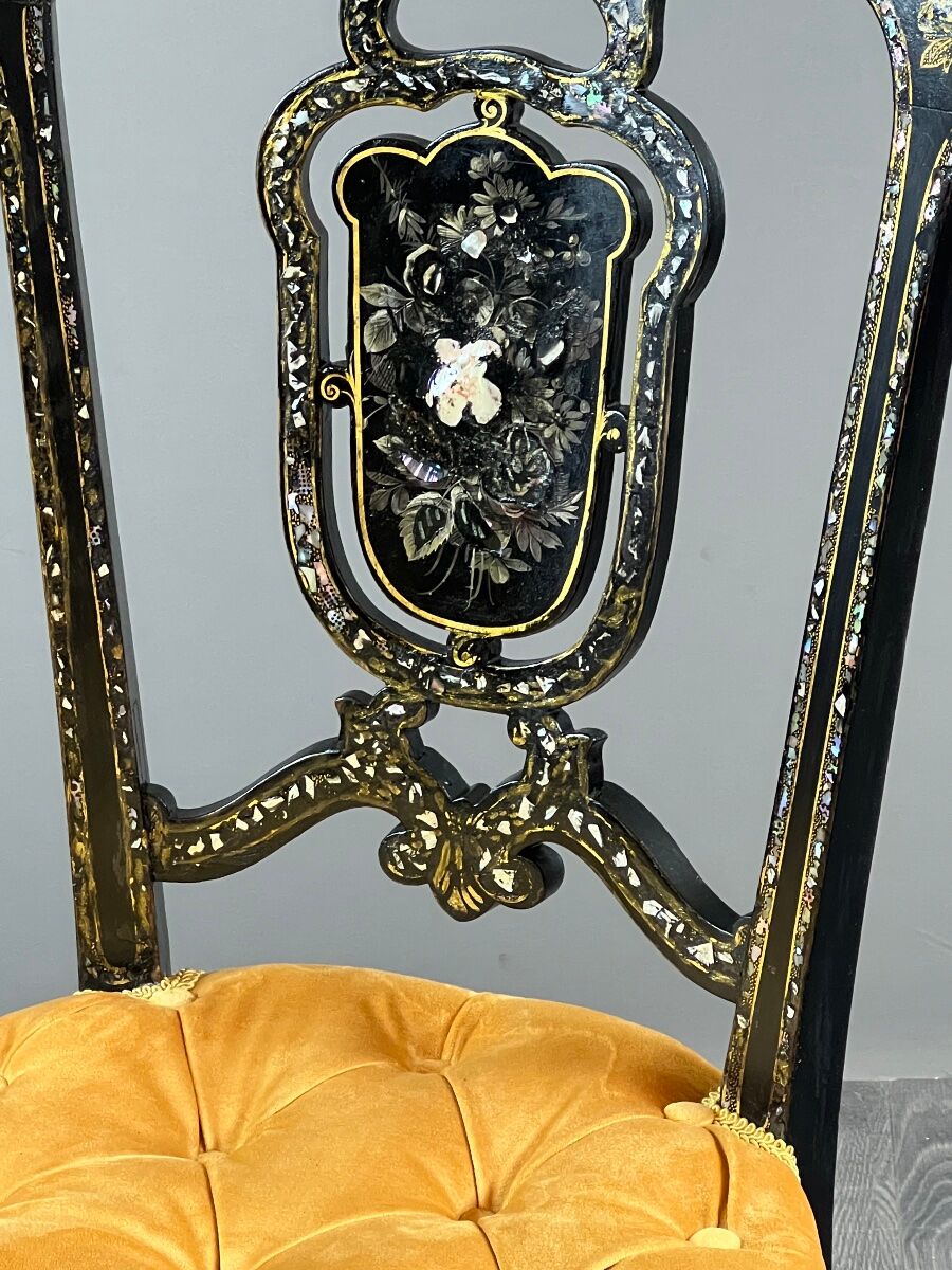 Paire de chaises Napoléon III marquetées et incrustées de nacre, XIXe Siècle