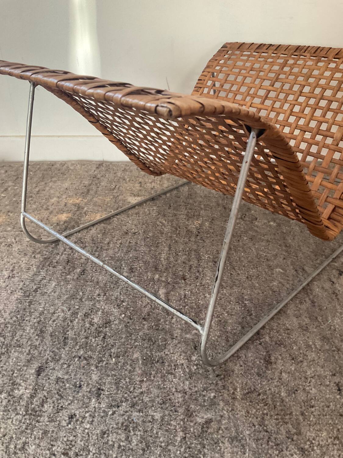Magazine holder in woven rattan and metal