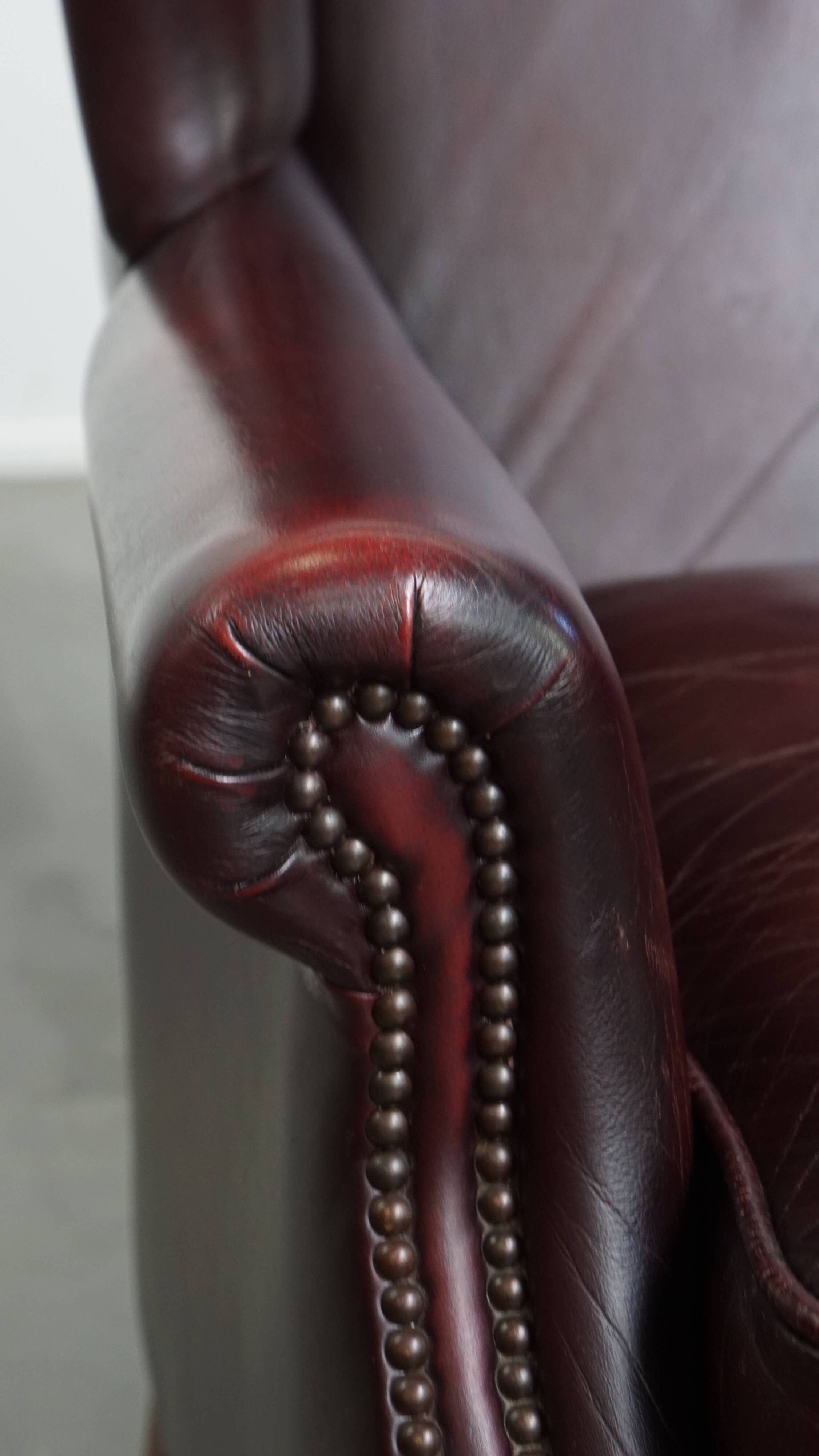Ensemble de 2 fauteuils à oreilles en cuir de vachette + pouf de style anglais