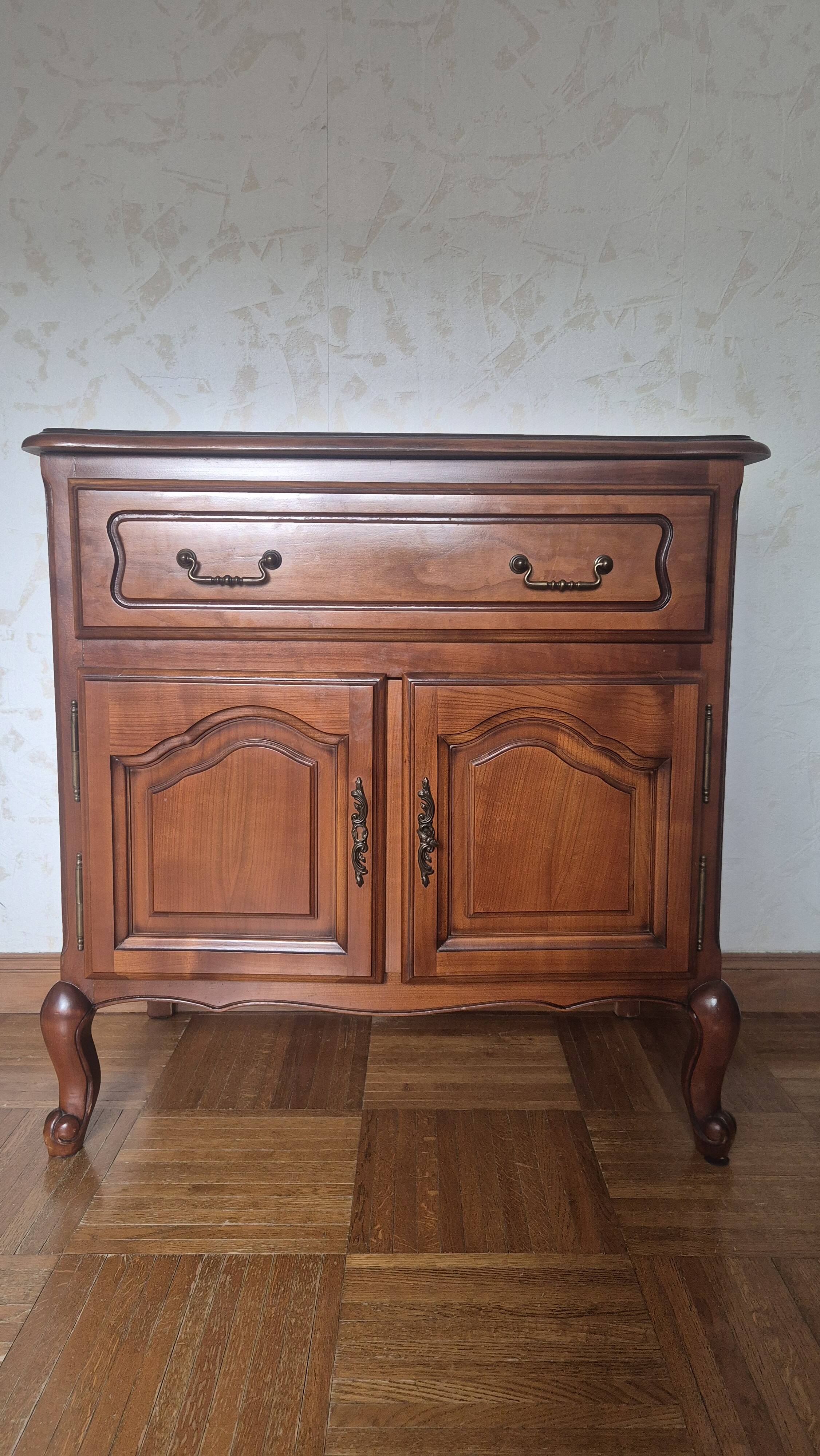 Classic style TV unit with sliding shelf
