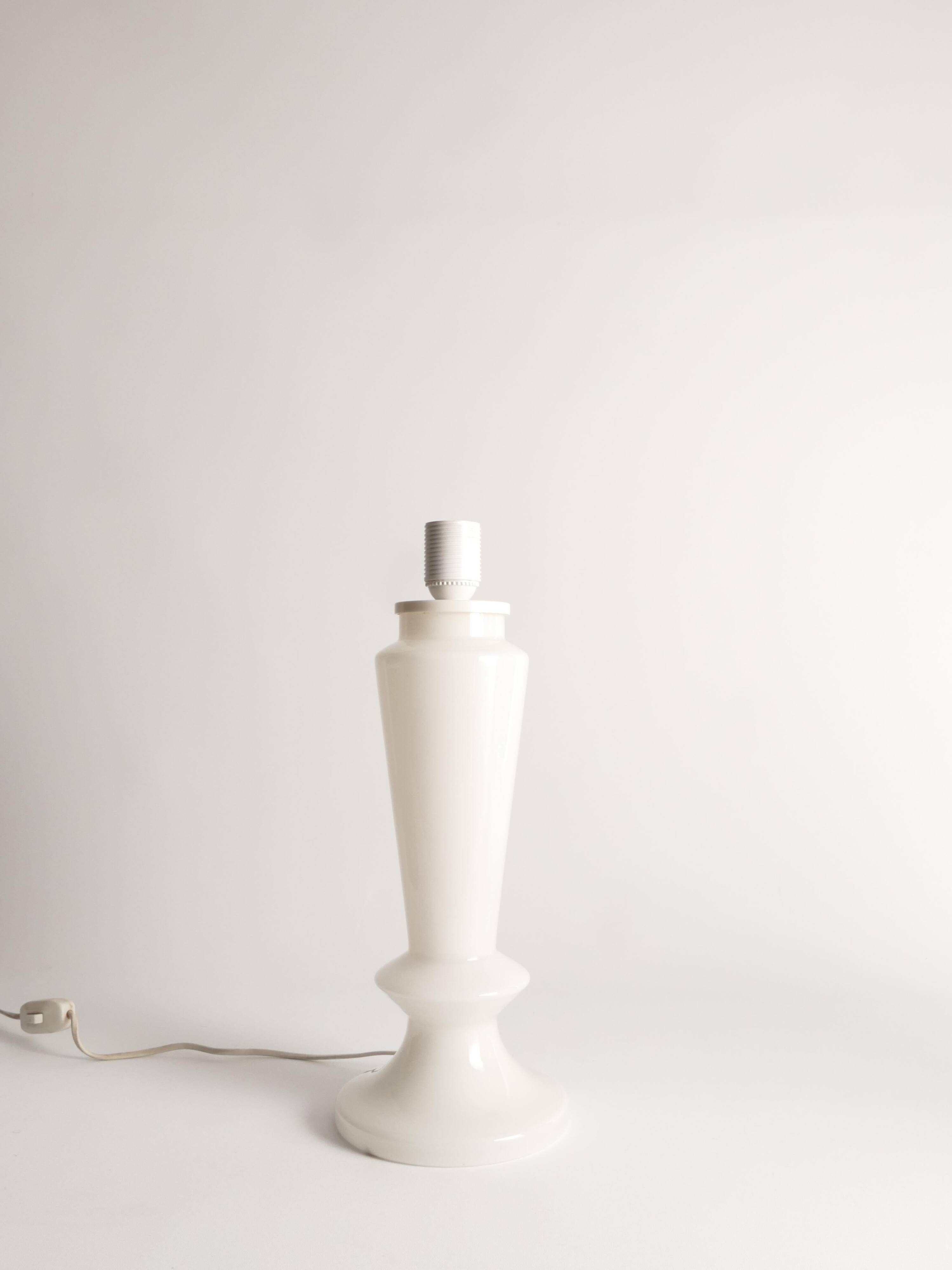 Paire de lampes de table en verre opalin de style mid-century moderne, Suède, ensemble de 2