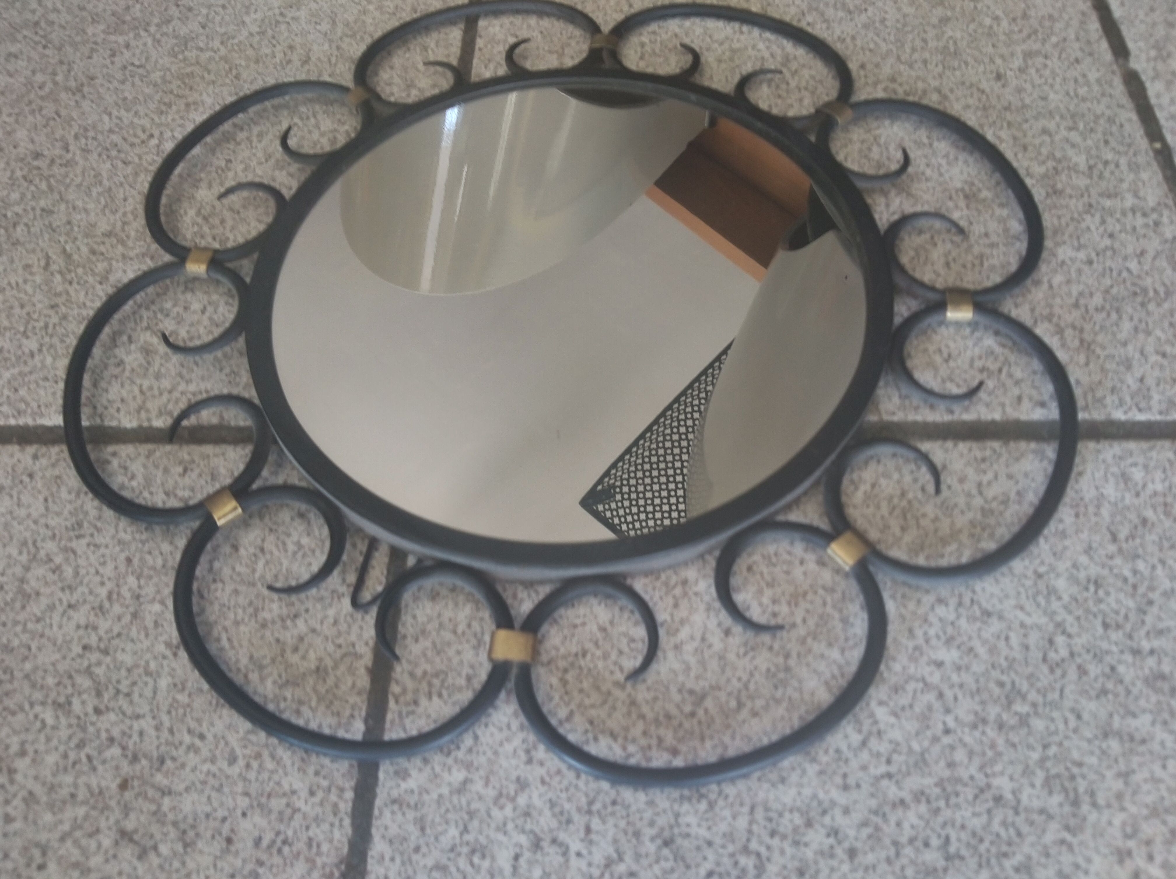 Miroir en fer forgé et bagues métal doré vers 1950 - 39cm