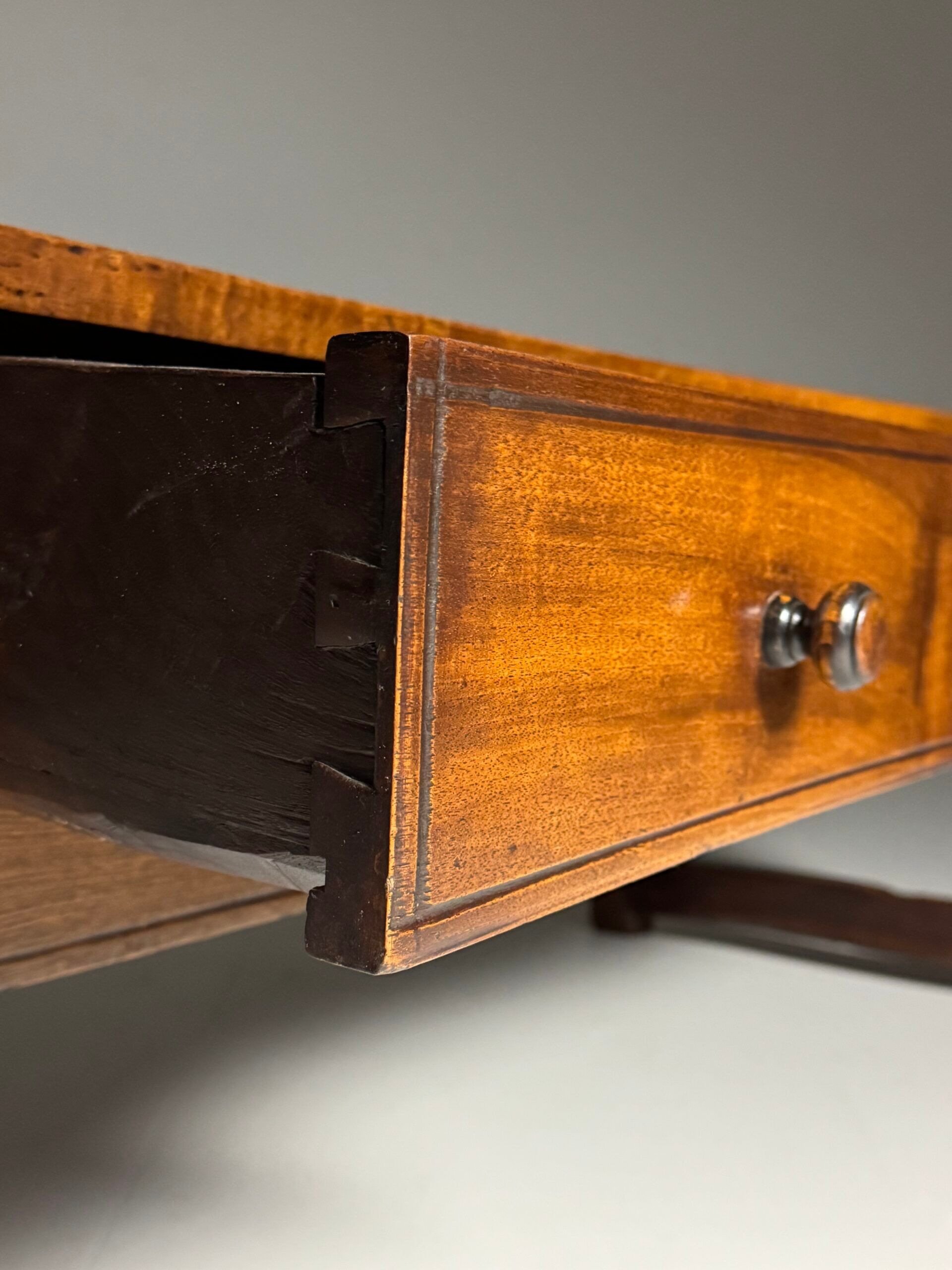Table basse espagnole du 19ème siècle