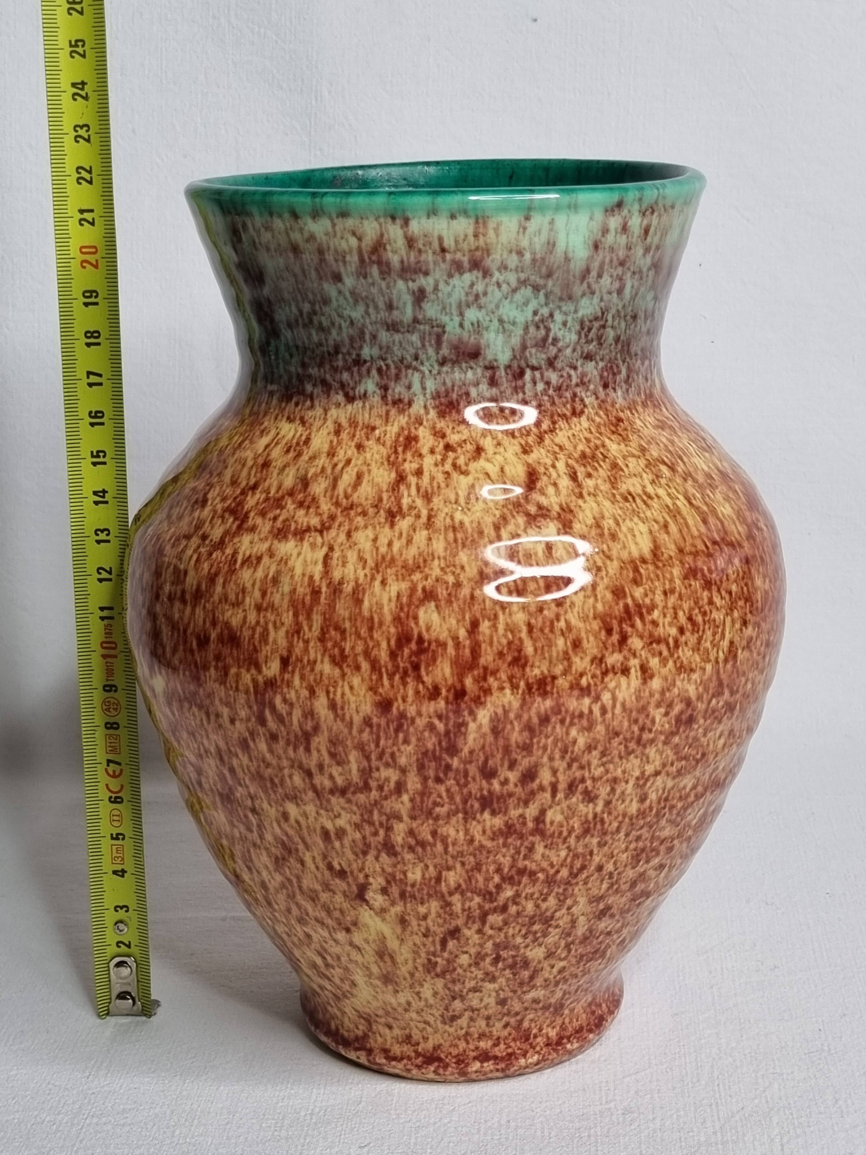 Vase en grès émaillé vert et brun moucheté – signé Accolay – 22 cm