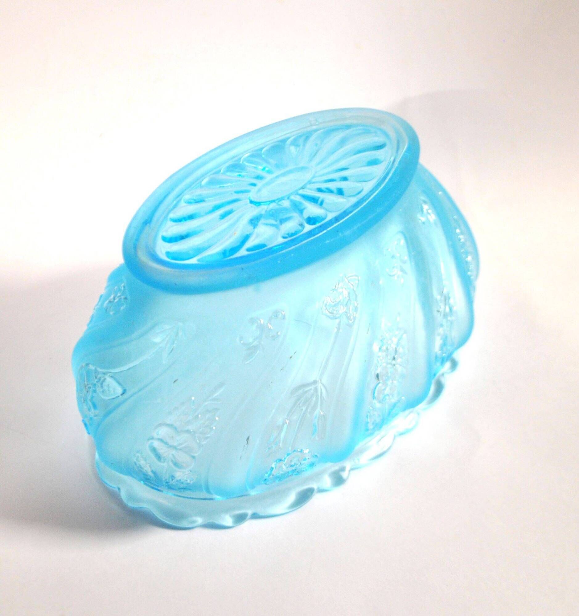 Old oval coupe basket in moulded blue glass, frosted acid, 1900.
