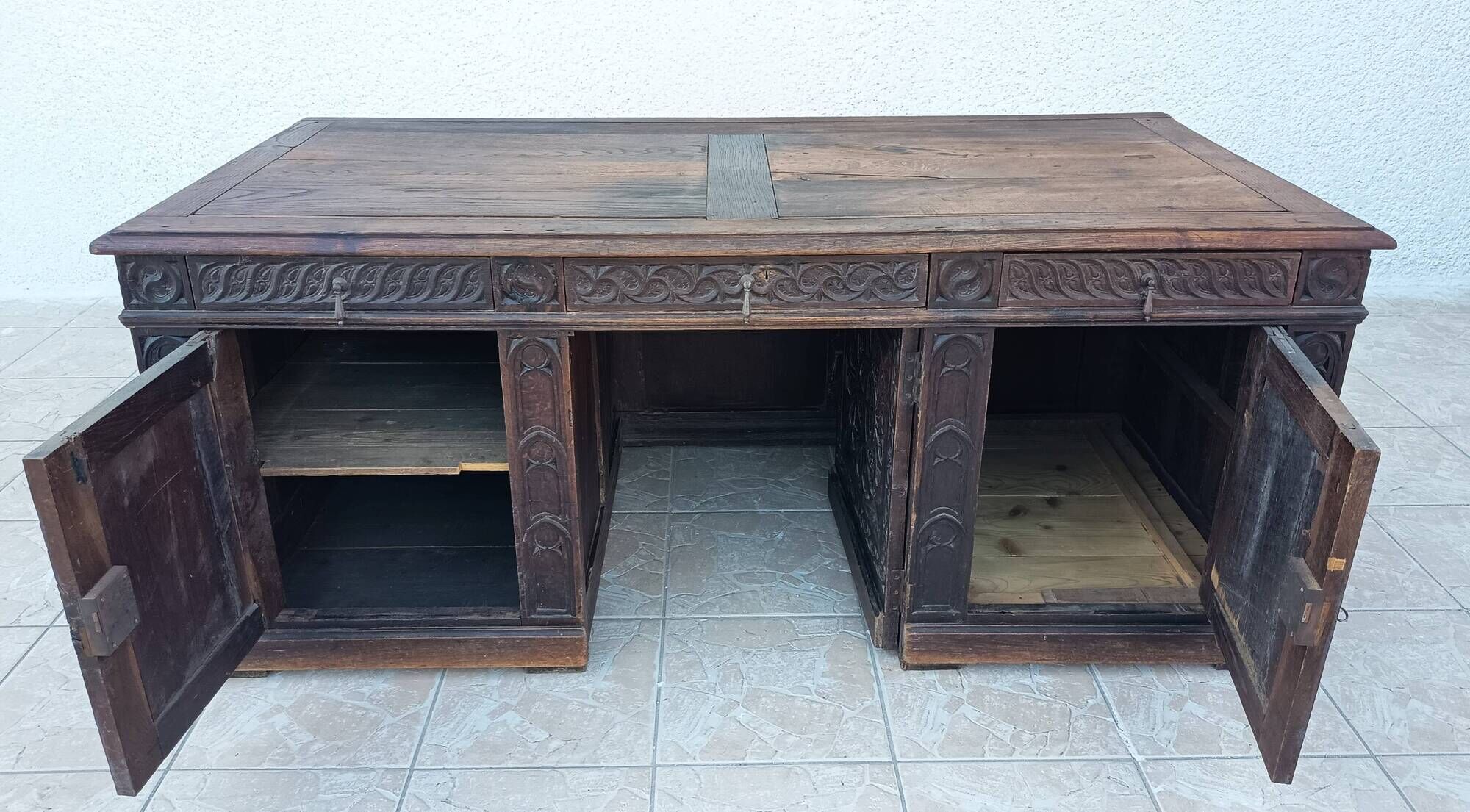 Large Gothic desk in solid oak from the 19th century.