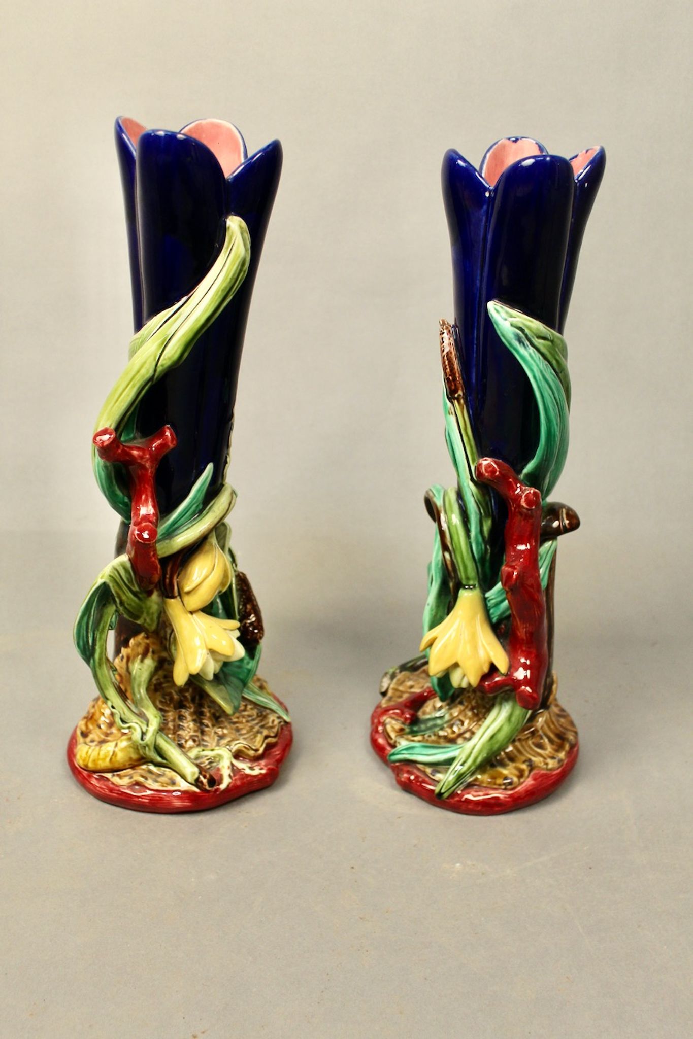 Pairs of vases decorated with majolica sarguemine flowers