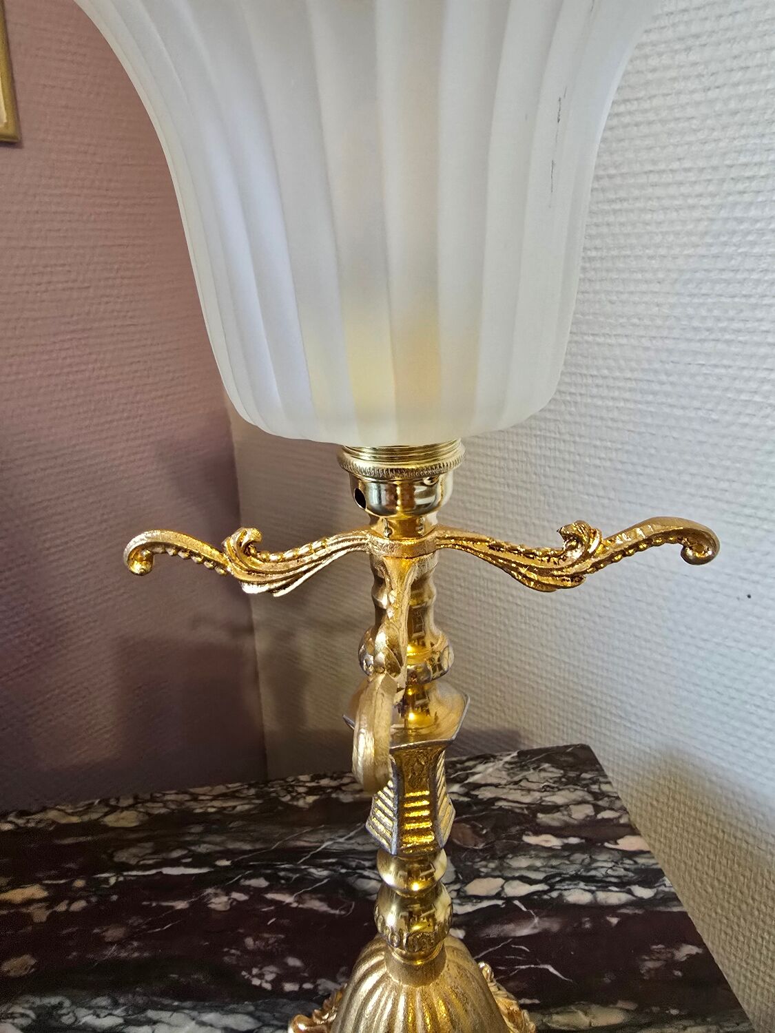 Lampe à poser originale éléments en métal doré et tulipe