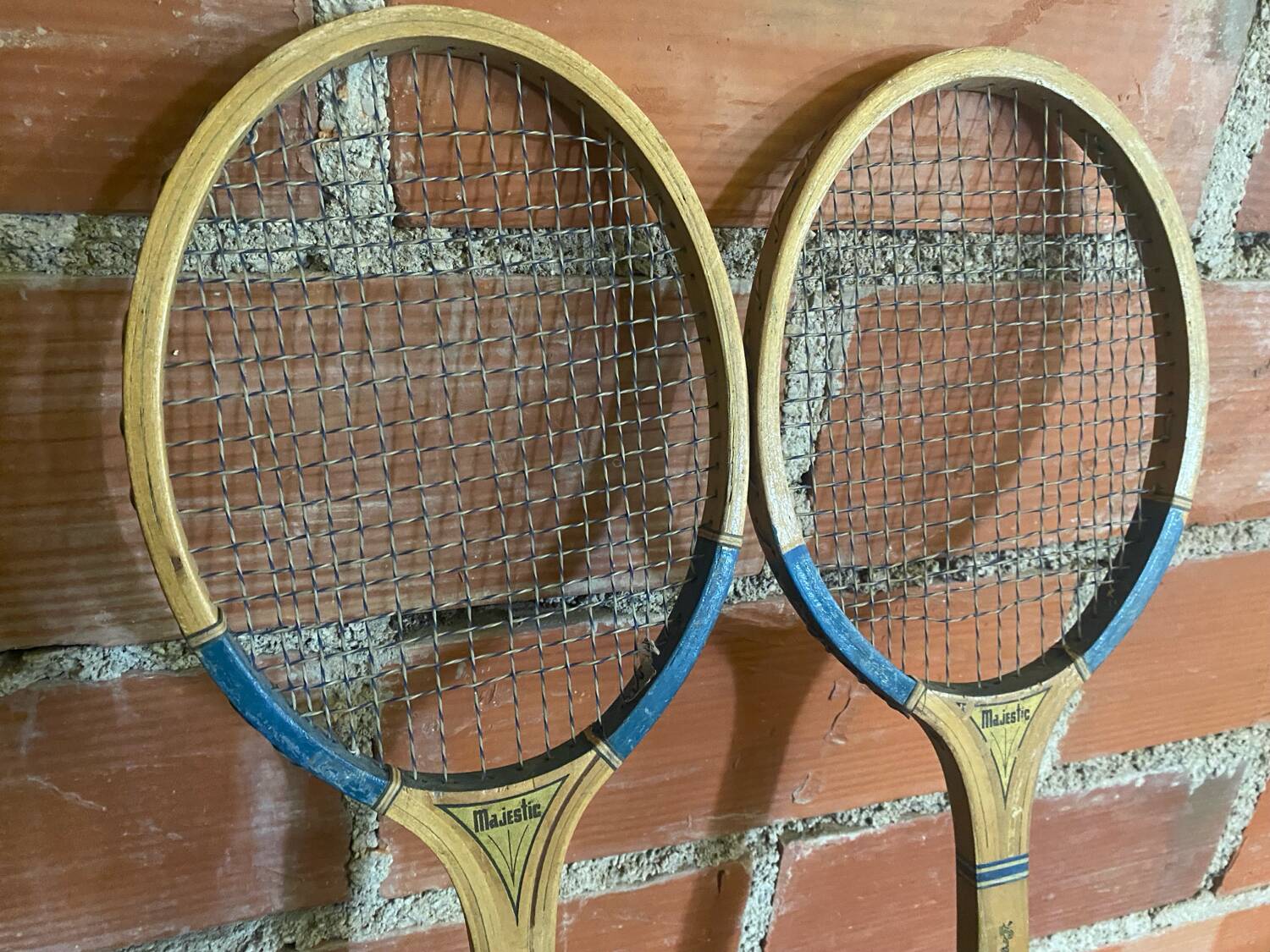 Paire de raquettes de tennis anciennes Majestic en bois, années 50