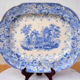 Grand plat décoratif en faïence bleue avec ruine d'abbaye début XIXe siècle.