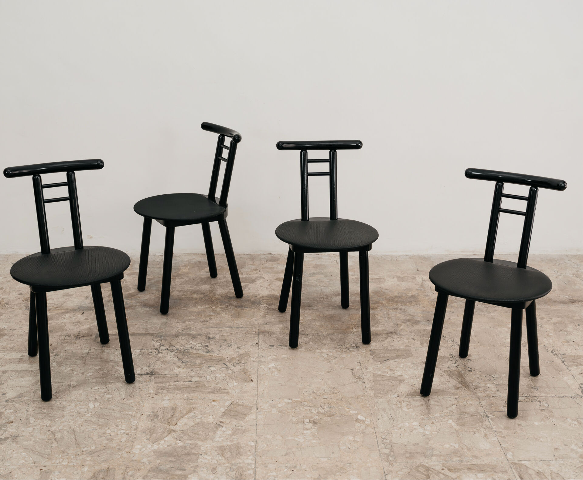 Set of 4 postmodern chairs in Italian Memphis design from the 1980s.