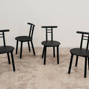 Ensemble de 4 chaises style postmoderne Memphis design italien années 1980.