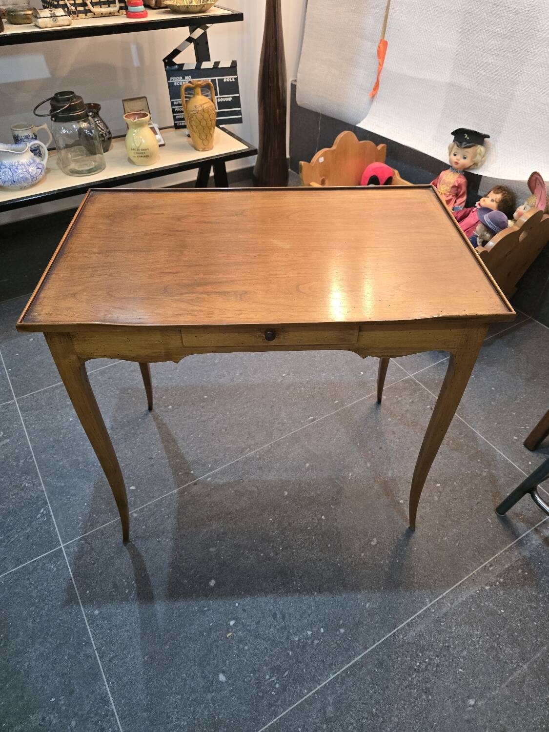 Table d’appoint en noyer style Louis XV