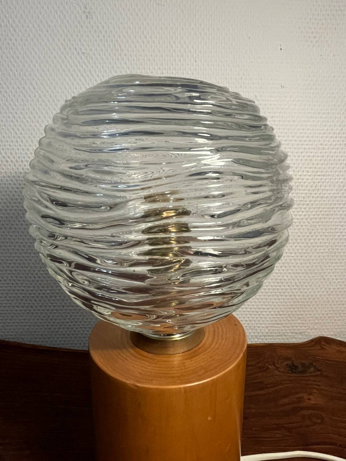 Cylindrical base lamp in solid wood and chiseled glass globe