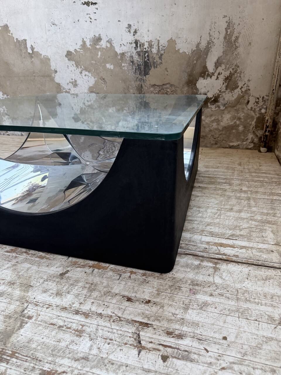 Table basse socle moulé et chrome, années 70