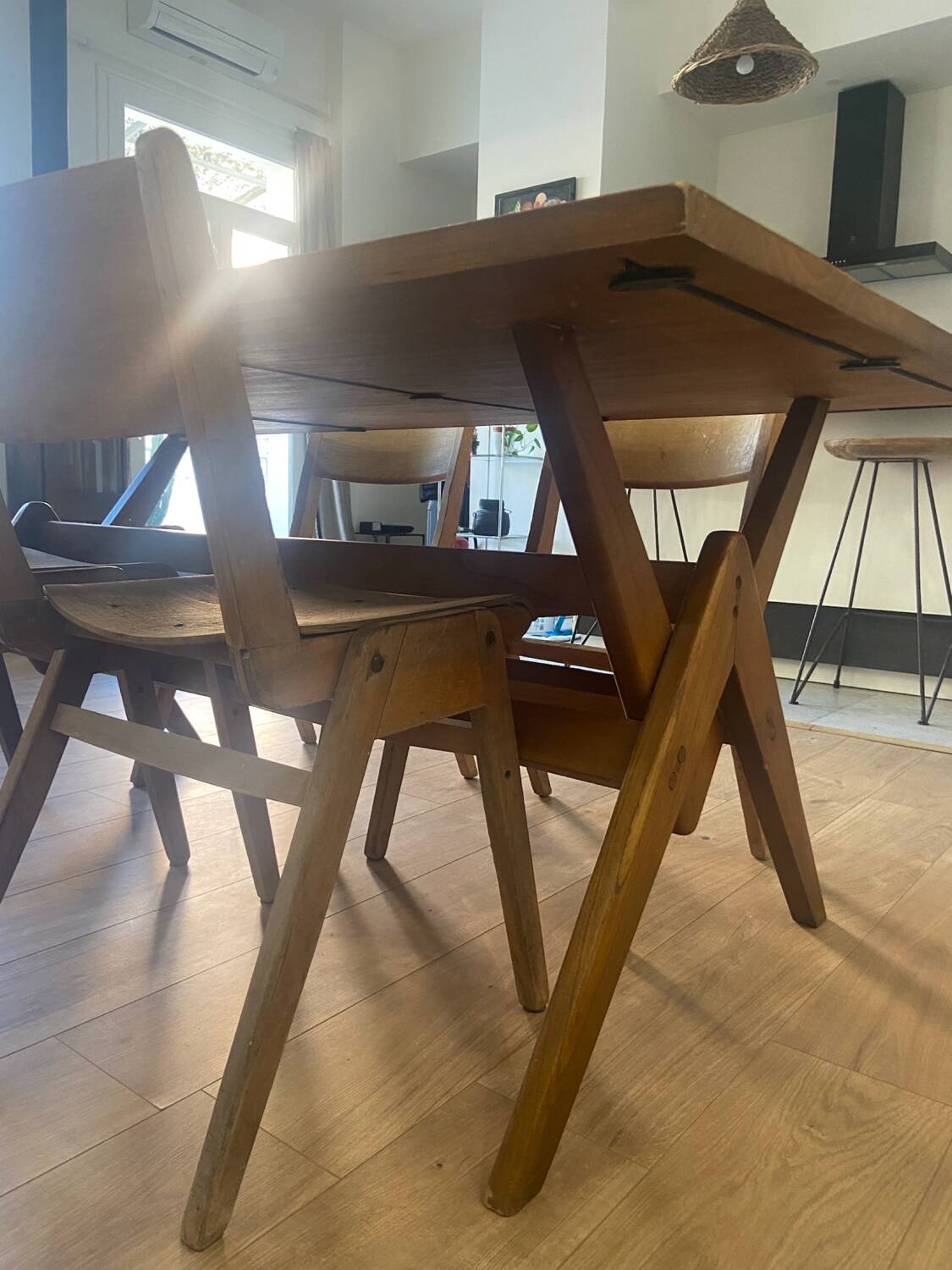 Table à manger pied compas dans le goût de Pierre Jeanneret