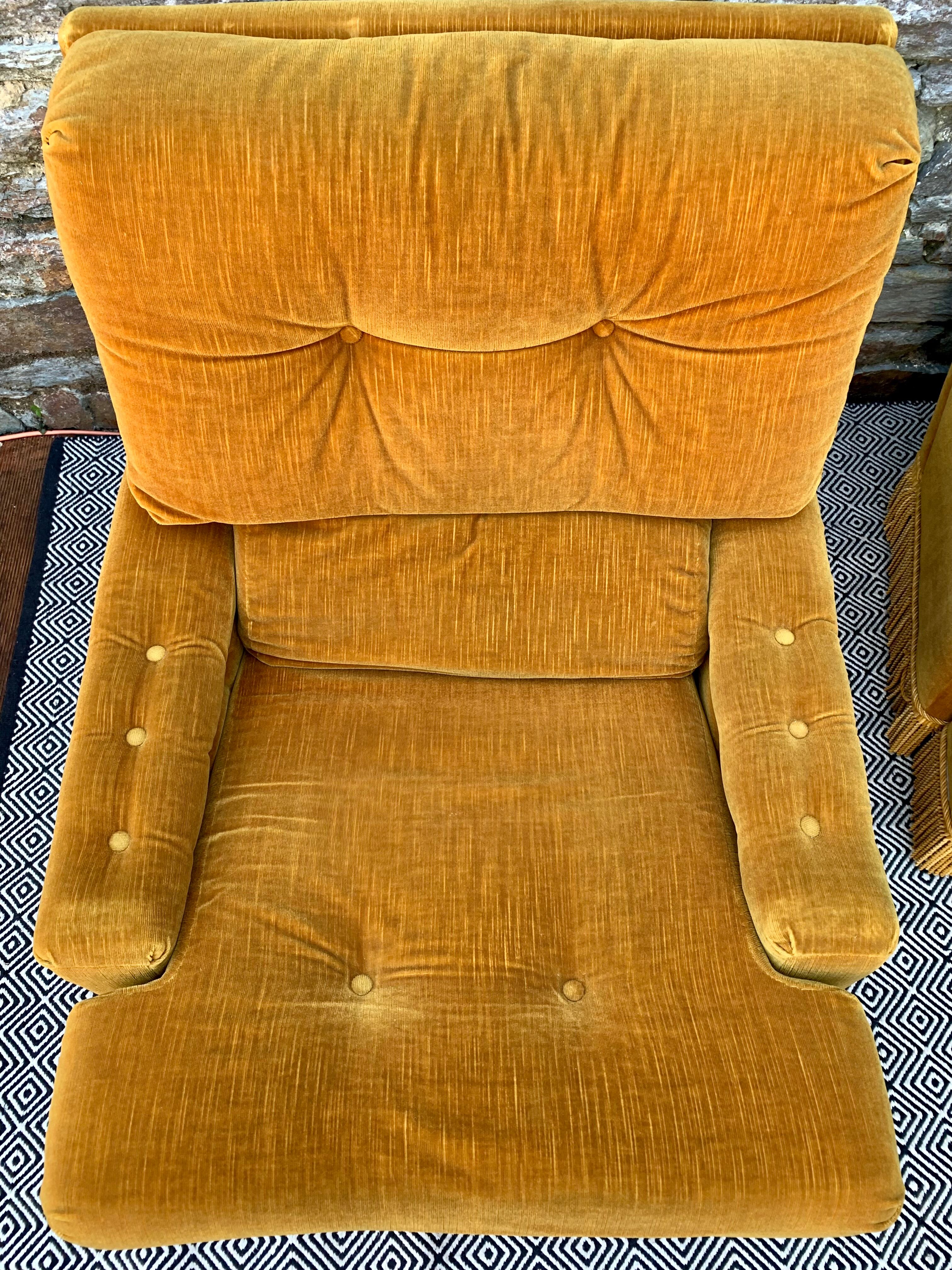 Paire de fauteuils crapauds doré en velours