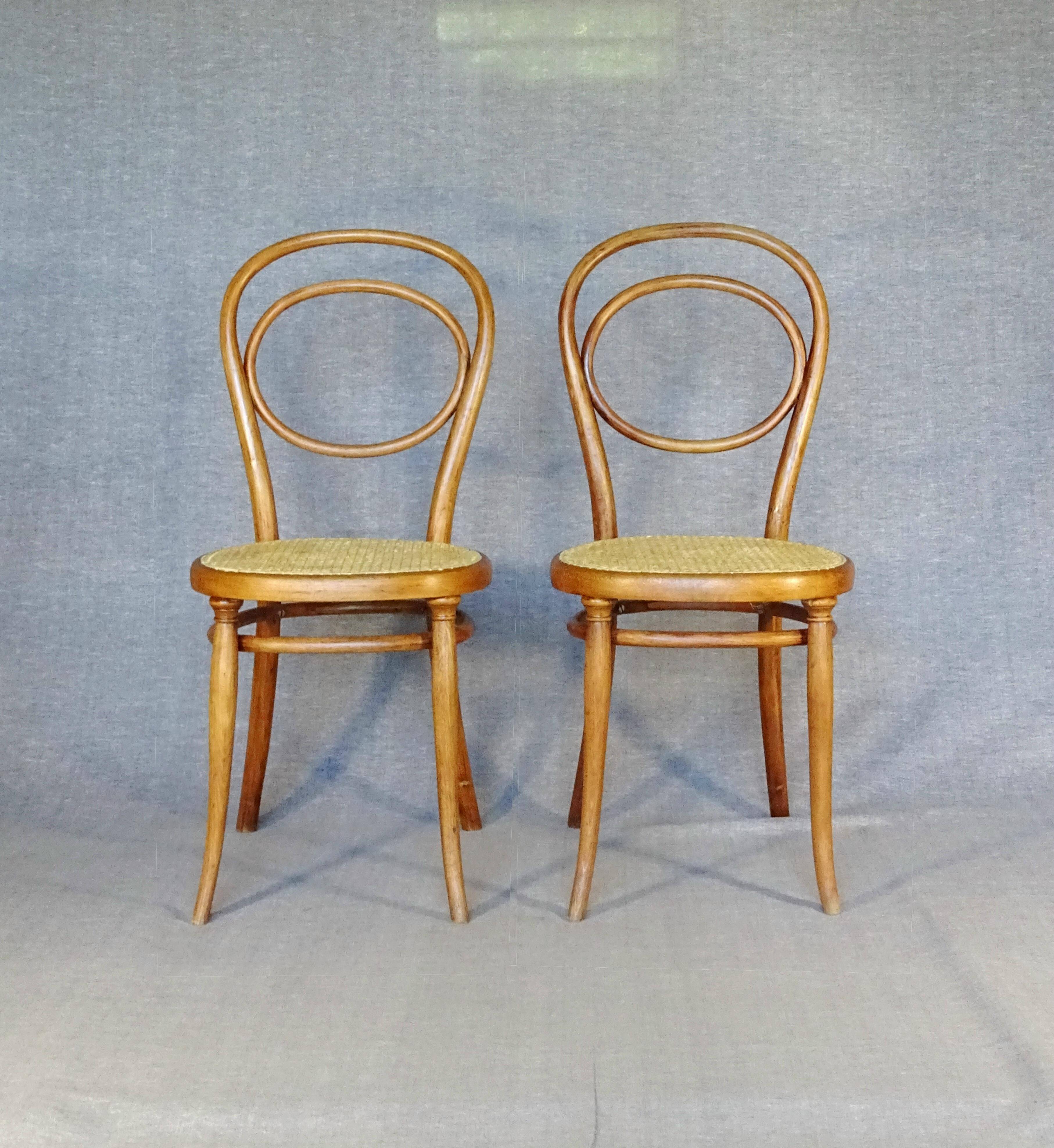 Deux chaises N°10 de Thonet 1870 noyer clair