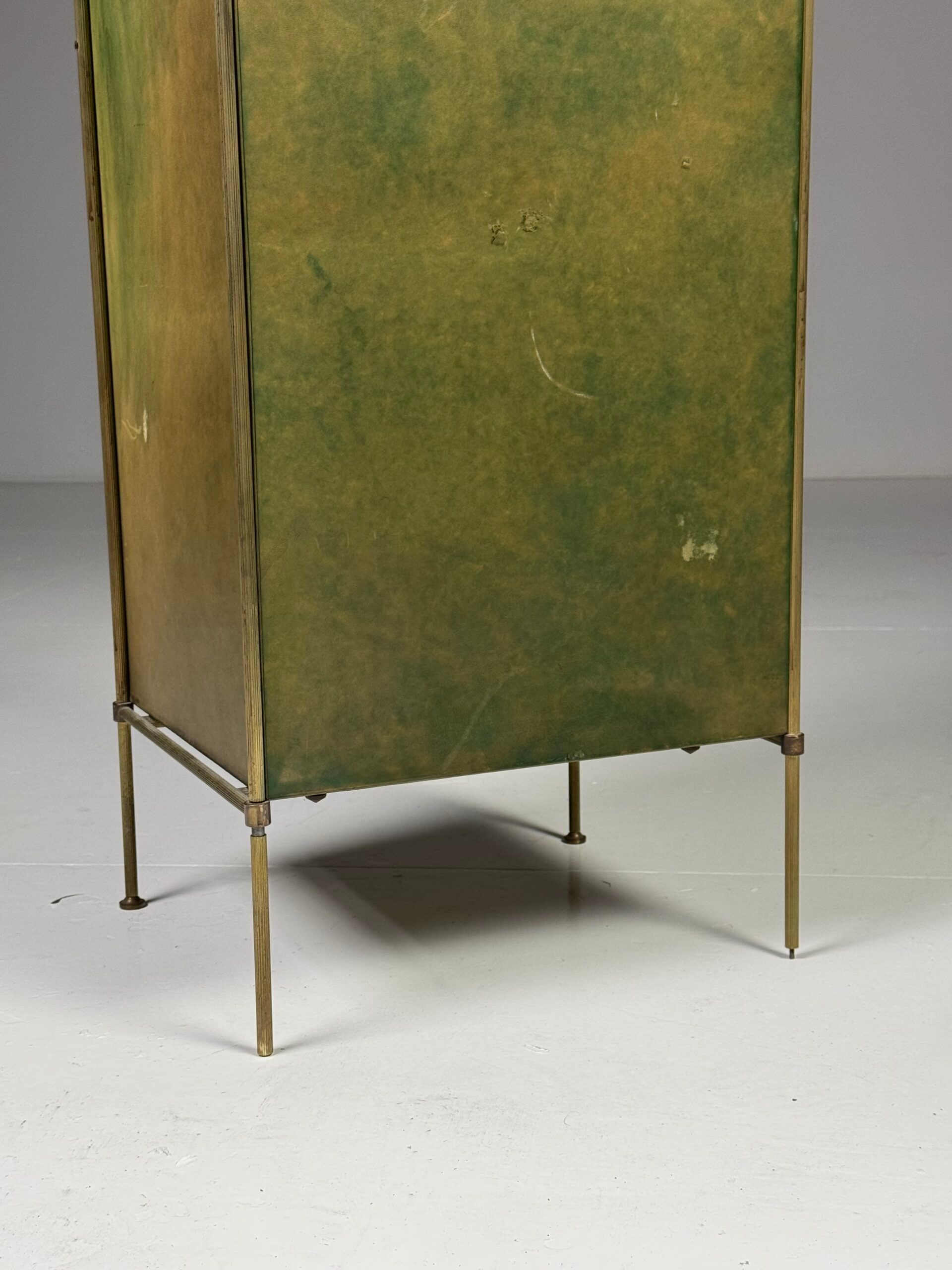Commode en cuir vers 1960
