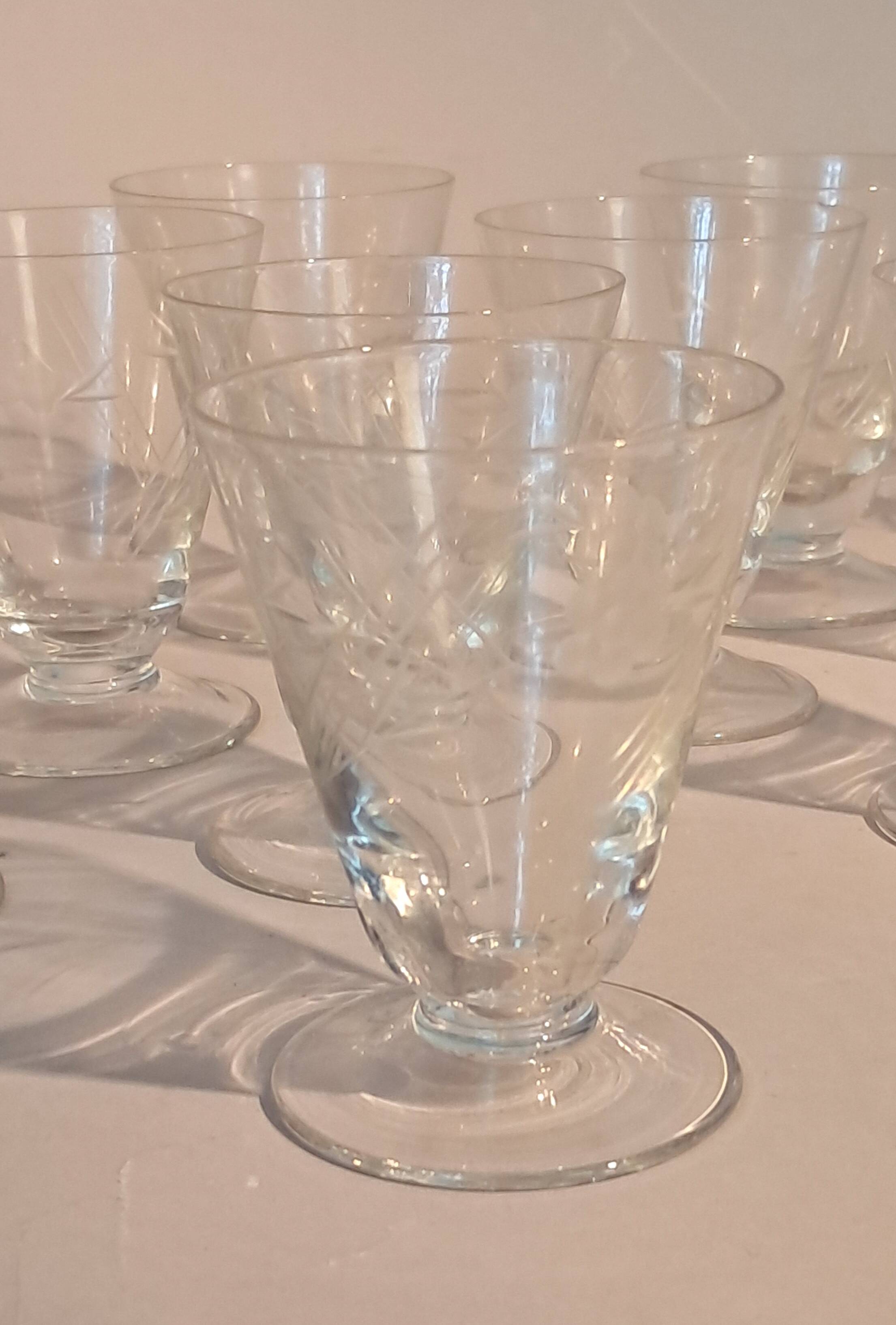 Set of 13 engraved glasses decorated with reeds and flowers, 1960.
