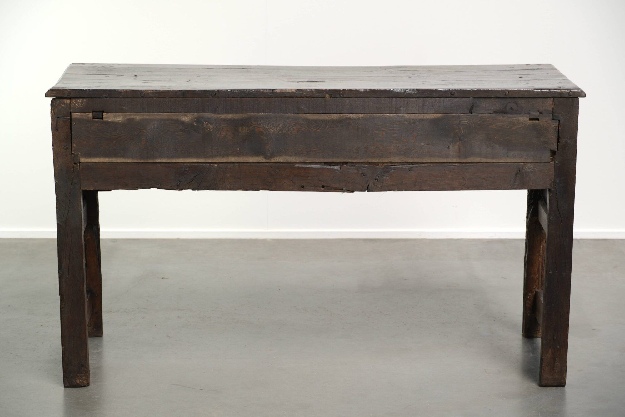 English dresser from the early 18th century made of oak with patina