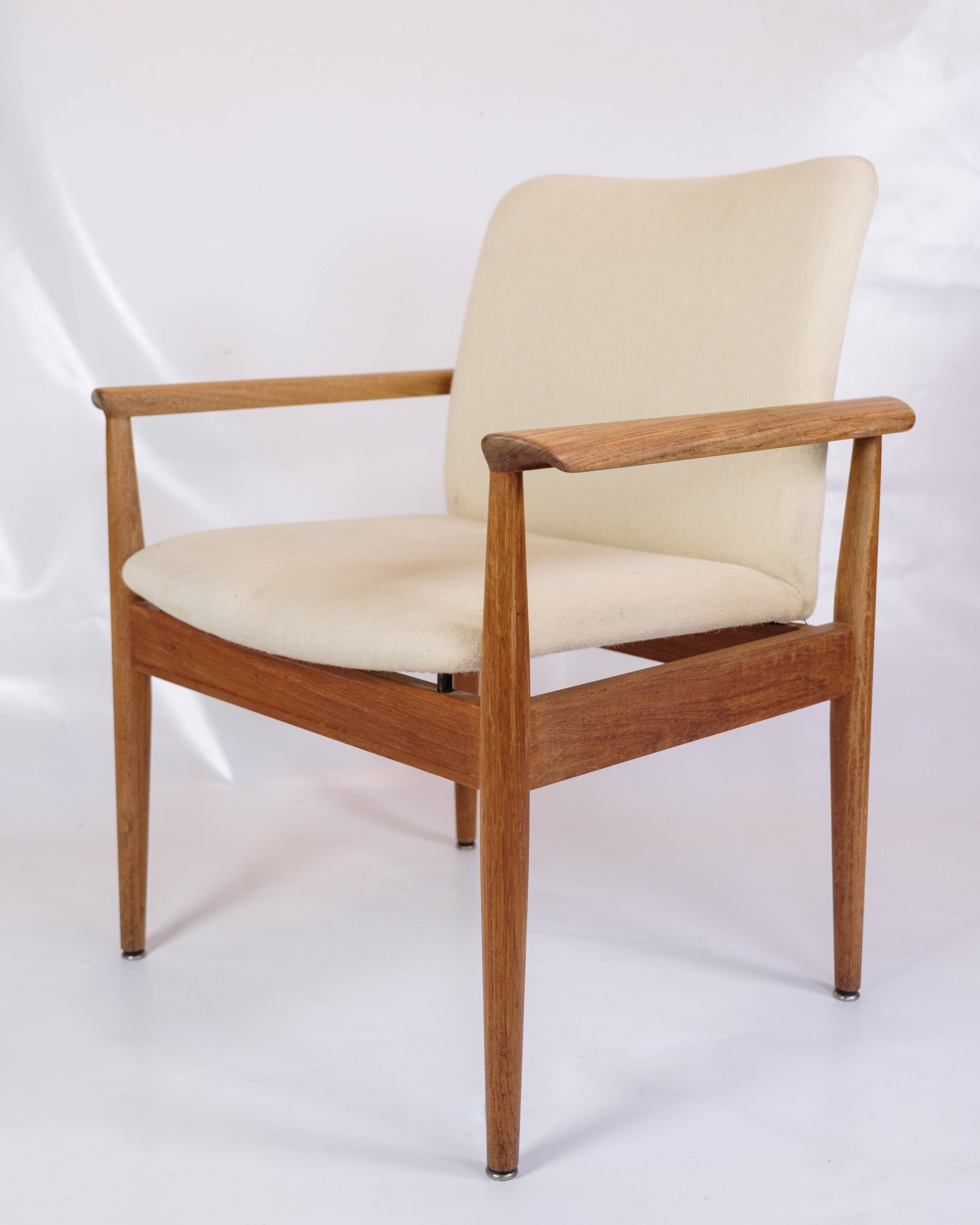 Ensemble de 2 chaises diplomates fabriquées en teck et en tissu de laine légère par Finn Juhl des années 1960
