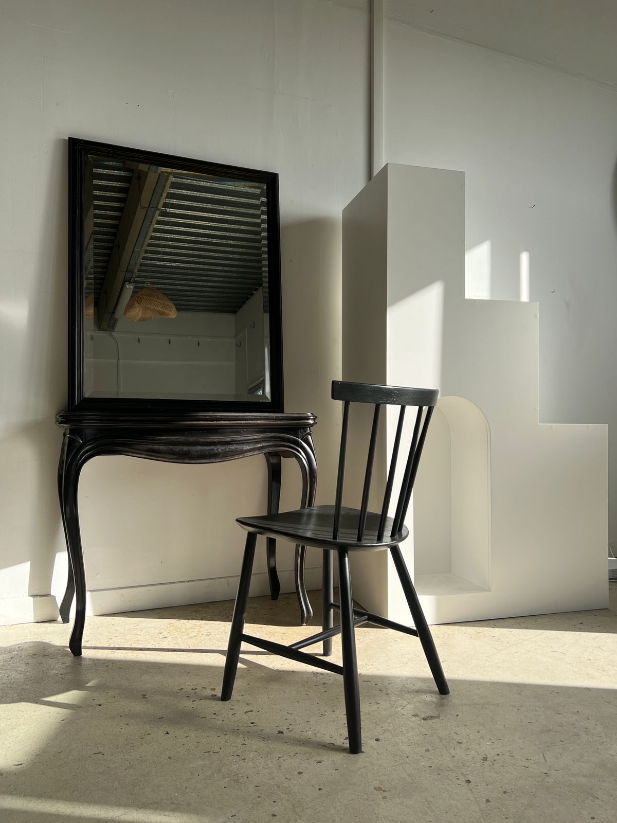 Rectangular mirror in molded blackened wood, beveled glass