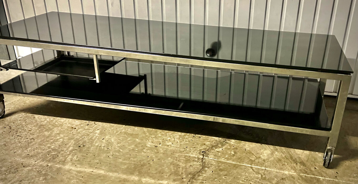Table basse design vintage chrome et verre fumé noir sur roulettes