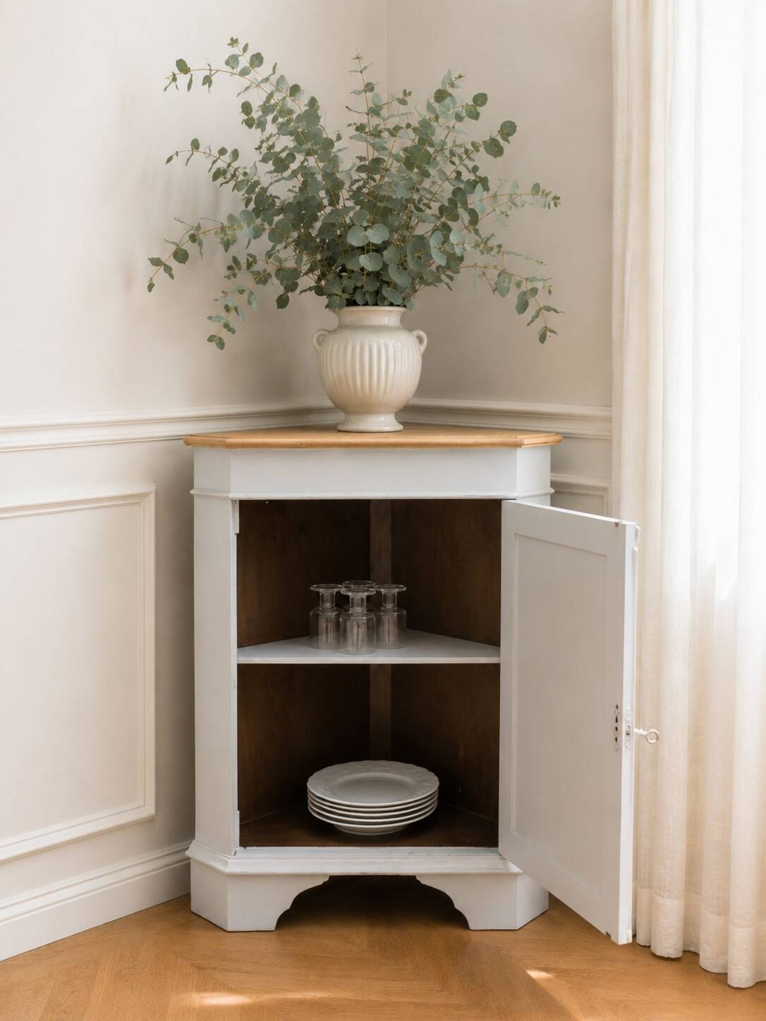Vintage English corner cabinet sublimated in pearl grey.