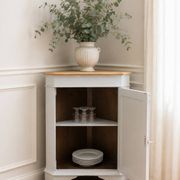 Vintage English corner cabinet sublimated in pearl grey.