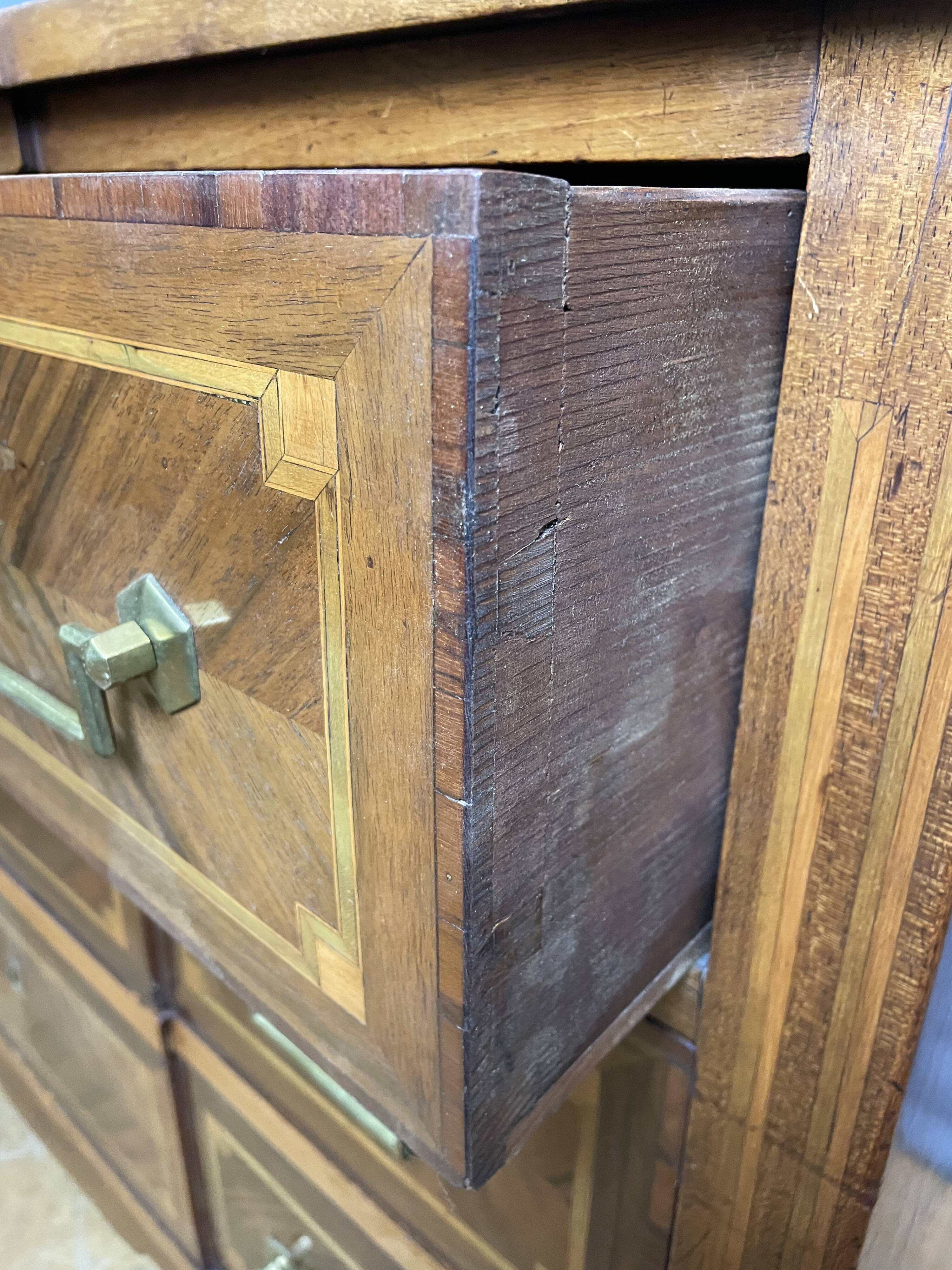Commode Louis XVI à ressaut central