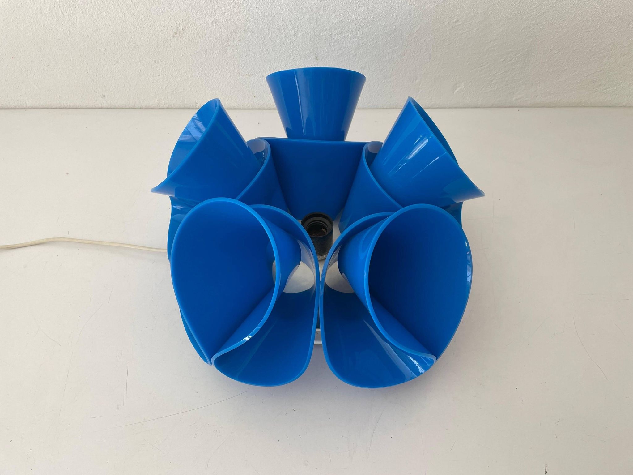 Lampe de table en plexiglas bleu Flower Design, années 1970, Italie