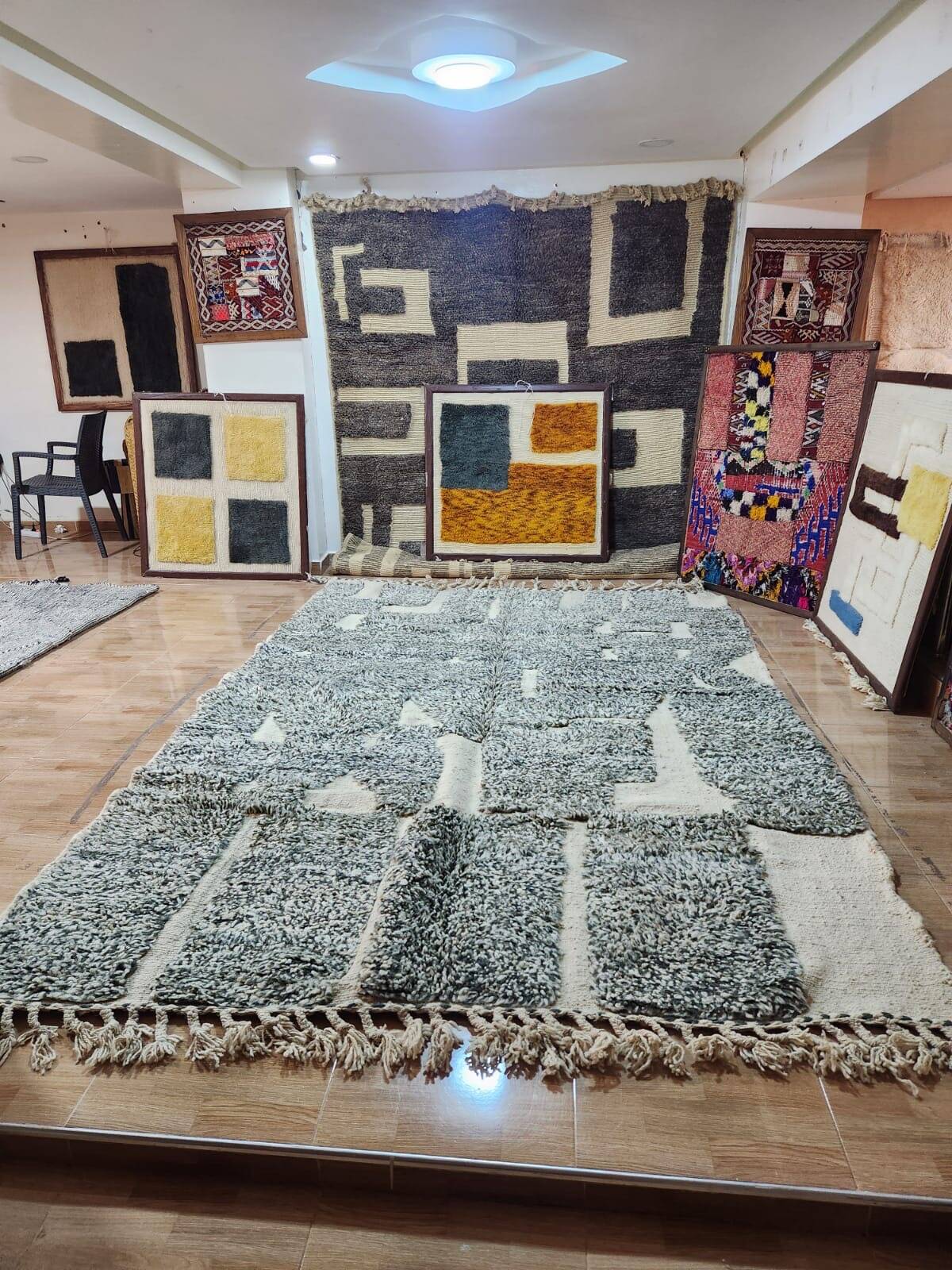 Moroccan Berber rug, grey and cream wool, 300x200 cm, large size with geometric patterns.