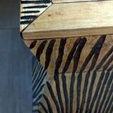 Tabouret coffre en teck naturel brun et noir.