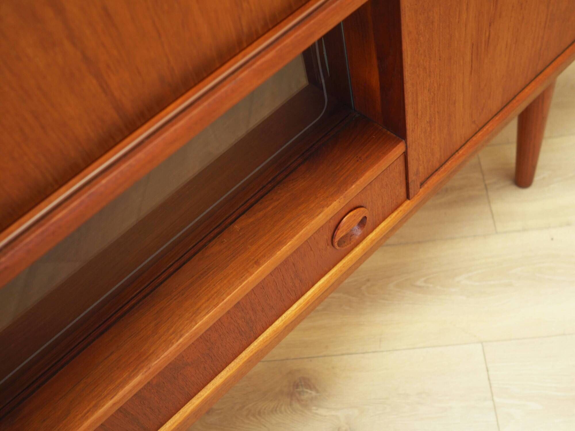 Buffet haut en teck, design danois, années 1970, production : Danemark
